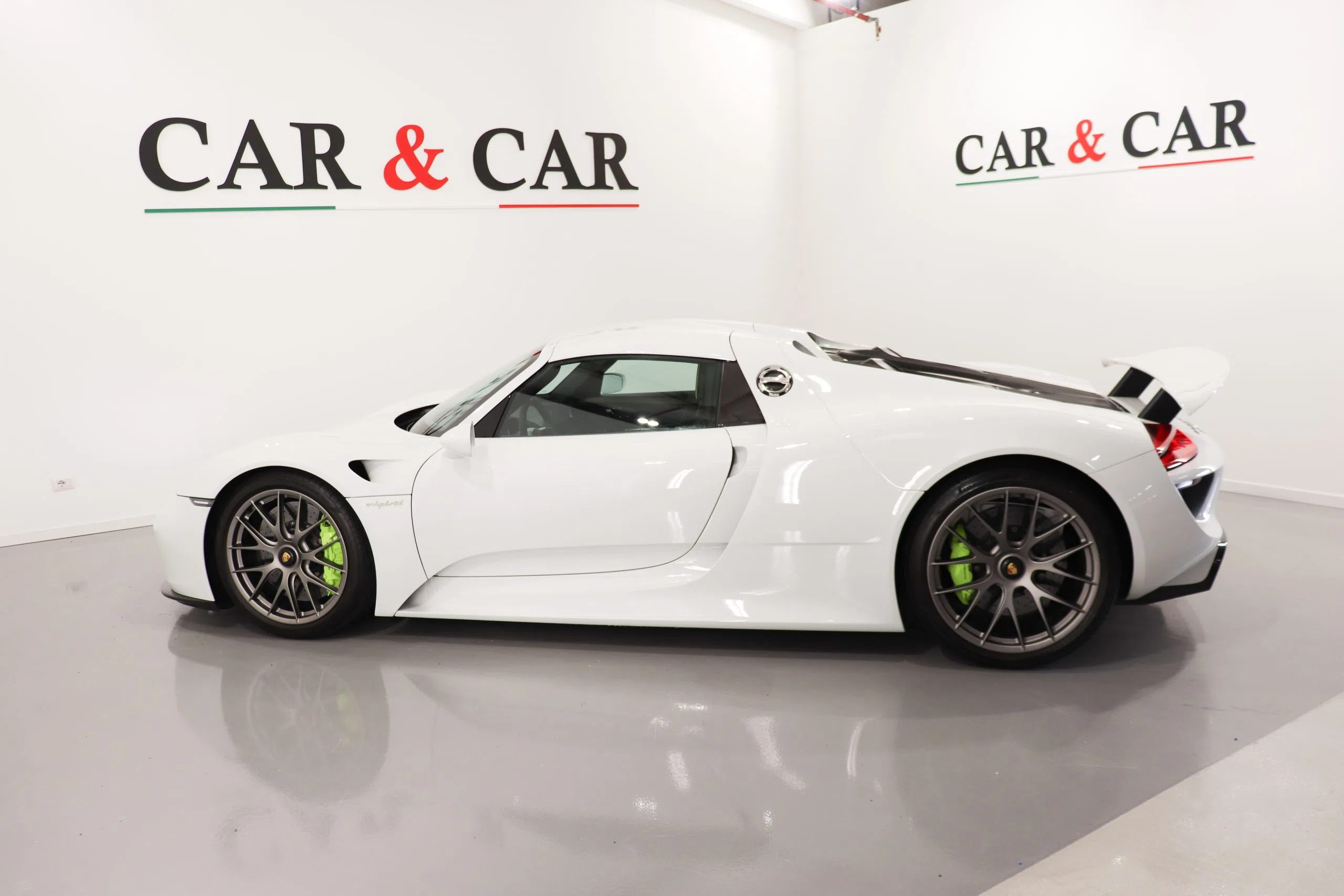 2015 Porsche 918 Spyder for sale, exterior, Bianco