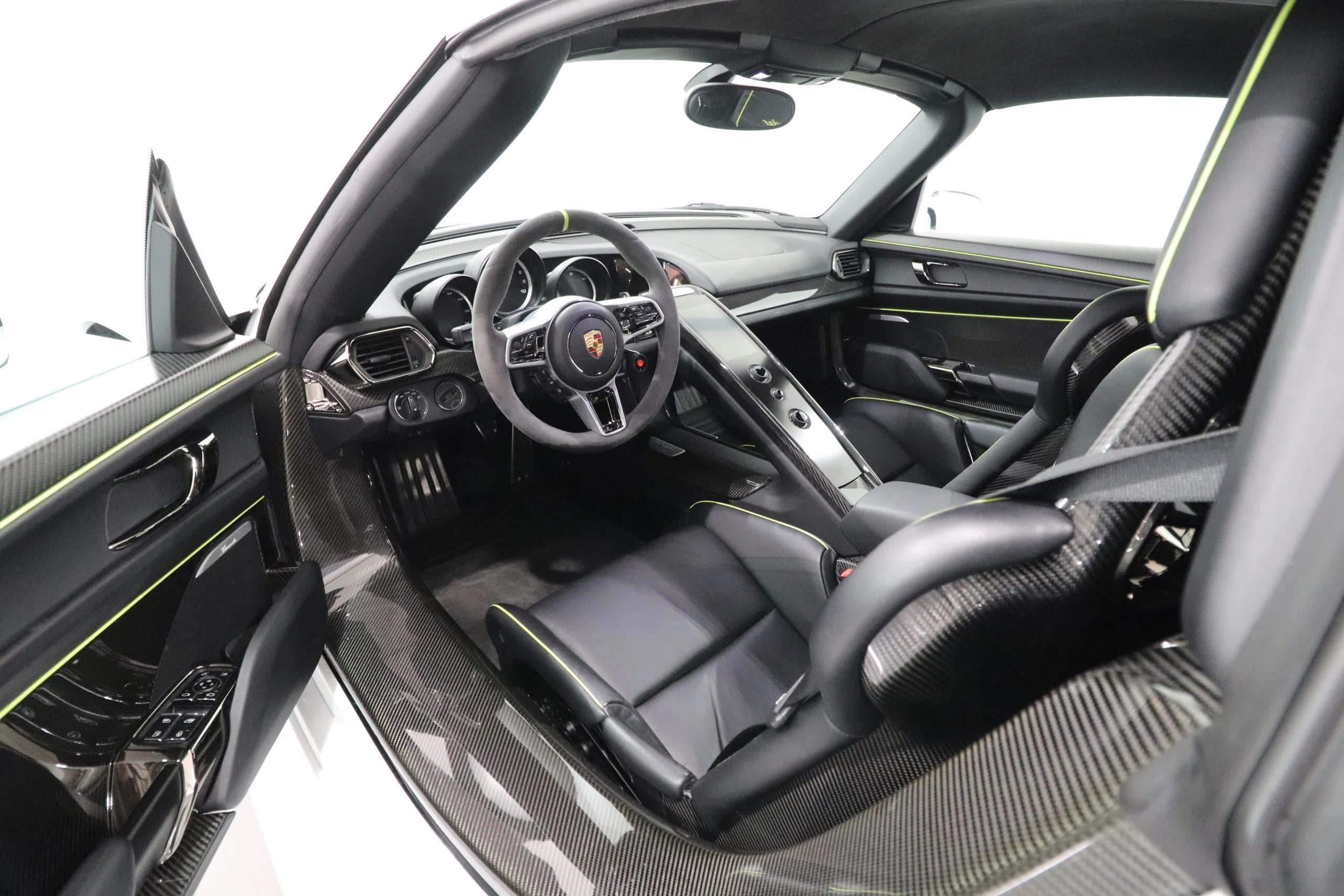 2015 Porsche 918 Spyder interior, dashboard, Pelle Nera