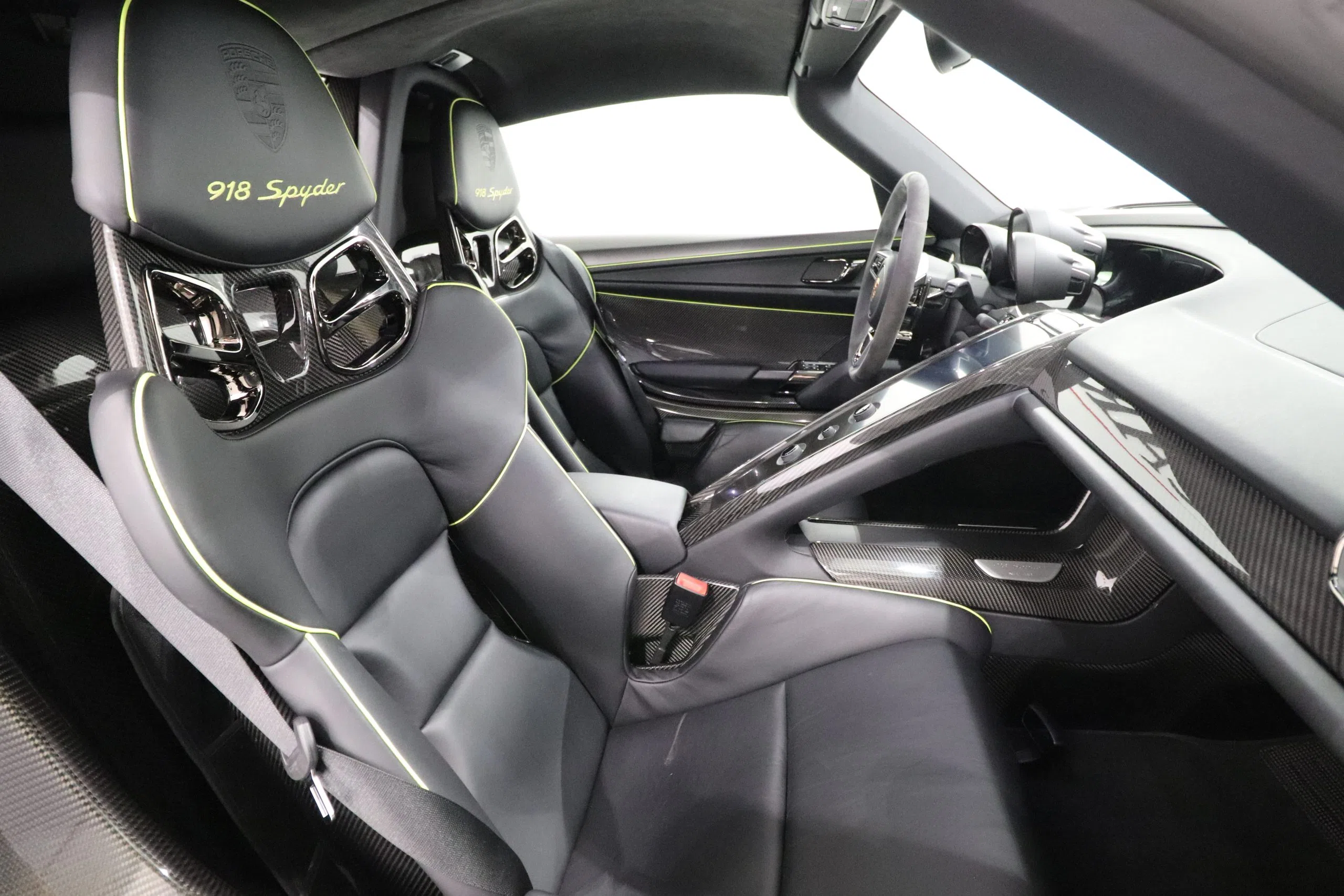 2015 Porsche 918 Spyder interior, seats, Pelle Nera