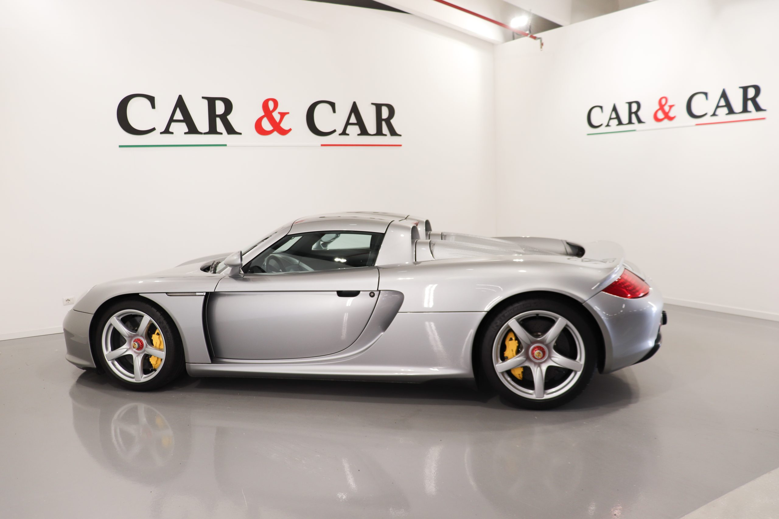 2005 Porsche Carrera GT, 4/16
