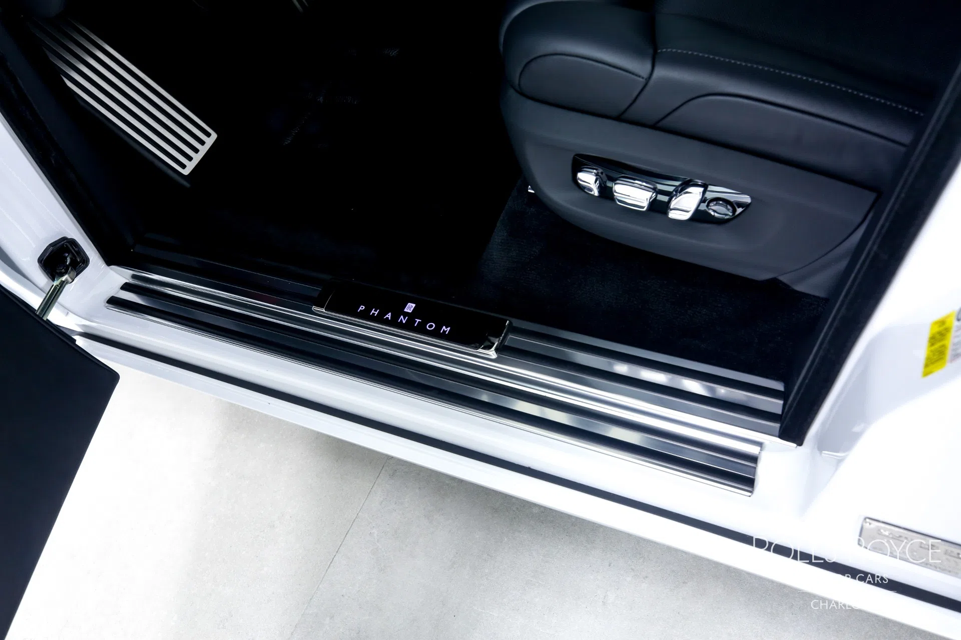 2023 Rolls-Royce Phantom interior, door sill