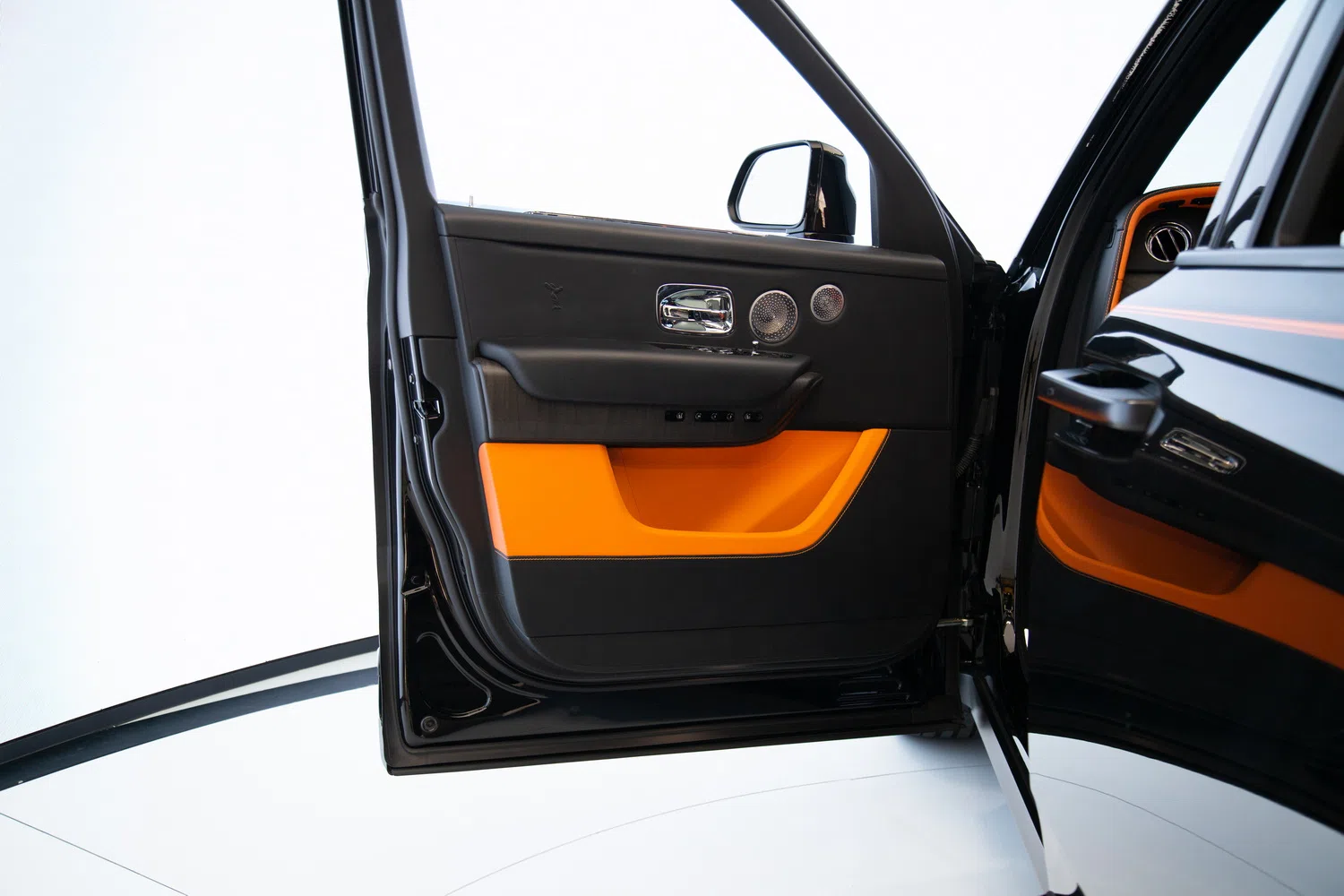 2019 Rolls-Royce Cullinan interior, door panel