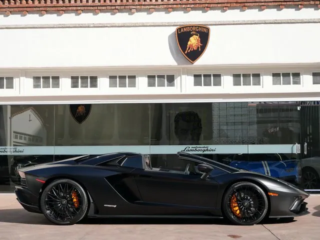 2019 Lamborghini Aventador S Roadster, 3/20