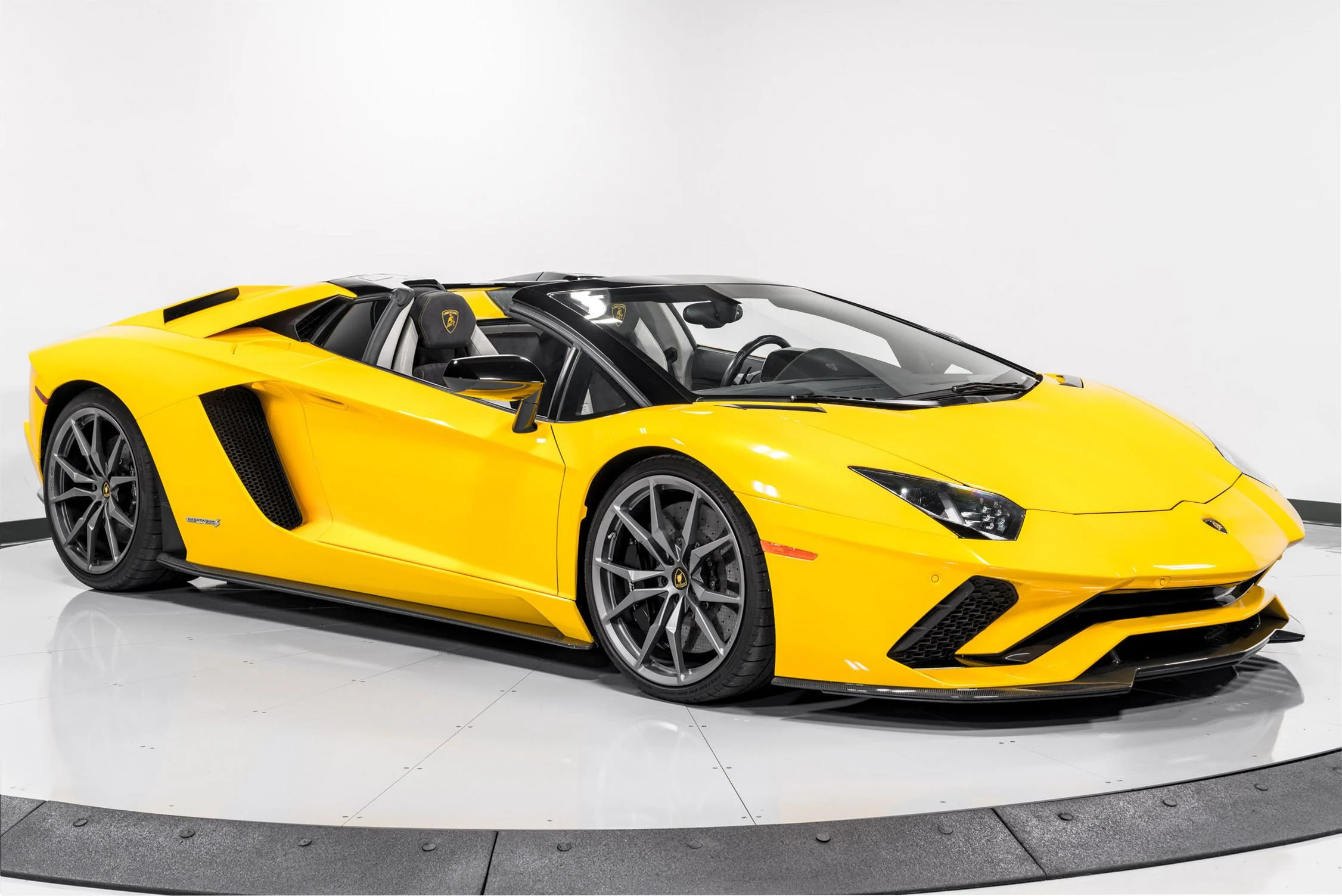 2018 Lamborghini Aventador S Roadster, 2/32