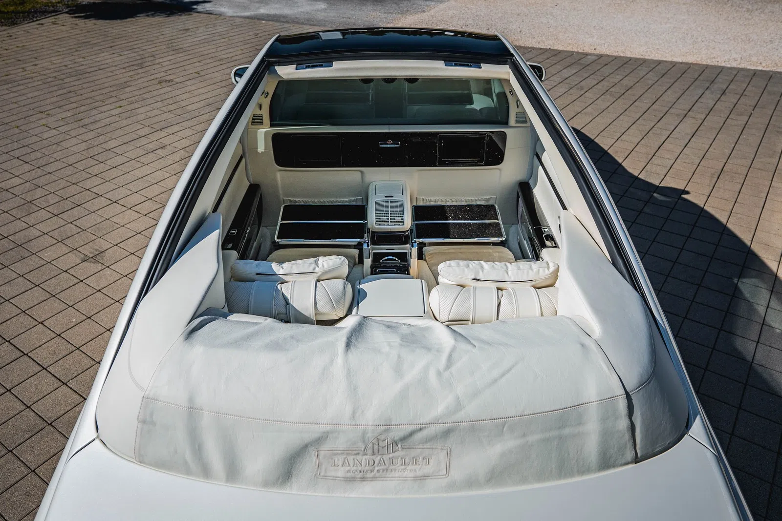 2018 Maybach 62S Landaulet interior, Seychelles white | Leder