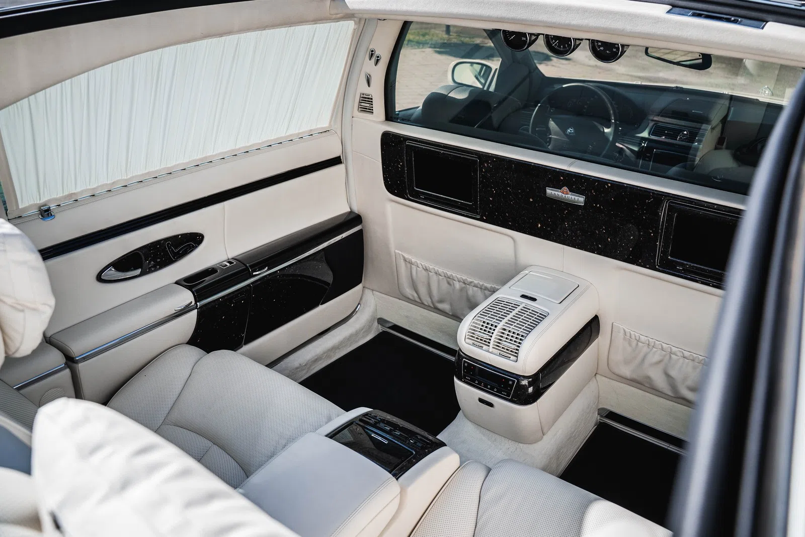 2018 Maybach 62S Landaulet interior, seats, Seychelles white | Leder