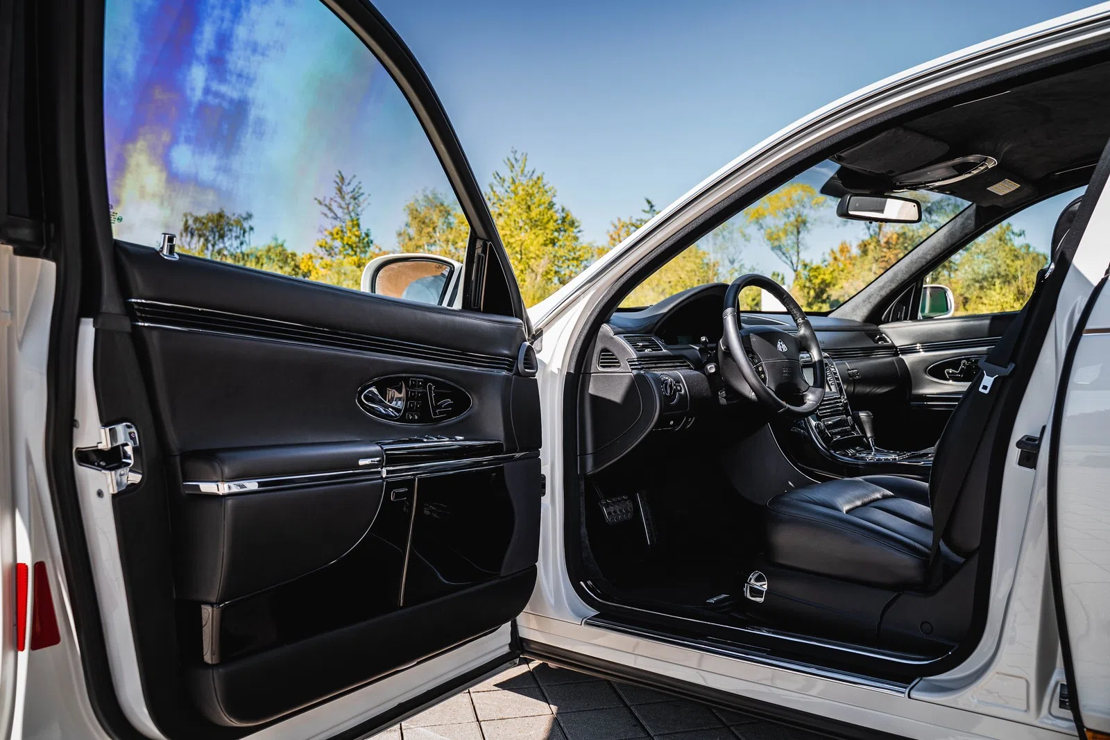 2018 Maybach 62S Landaulet interior, door panel, Seychelles white | Leder