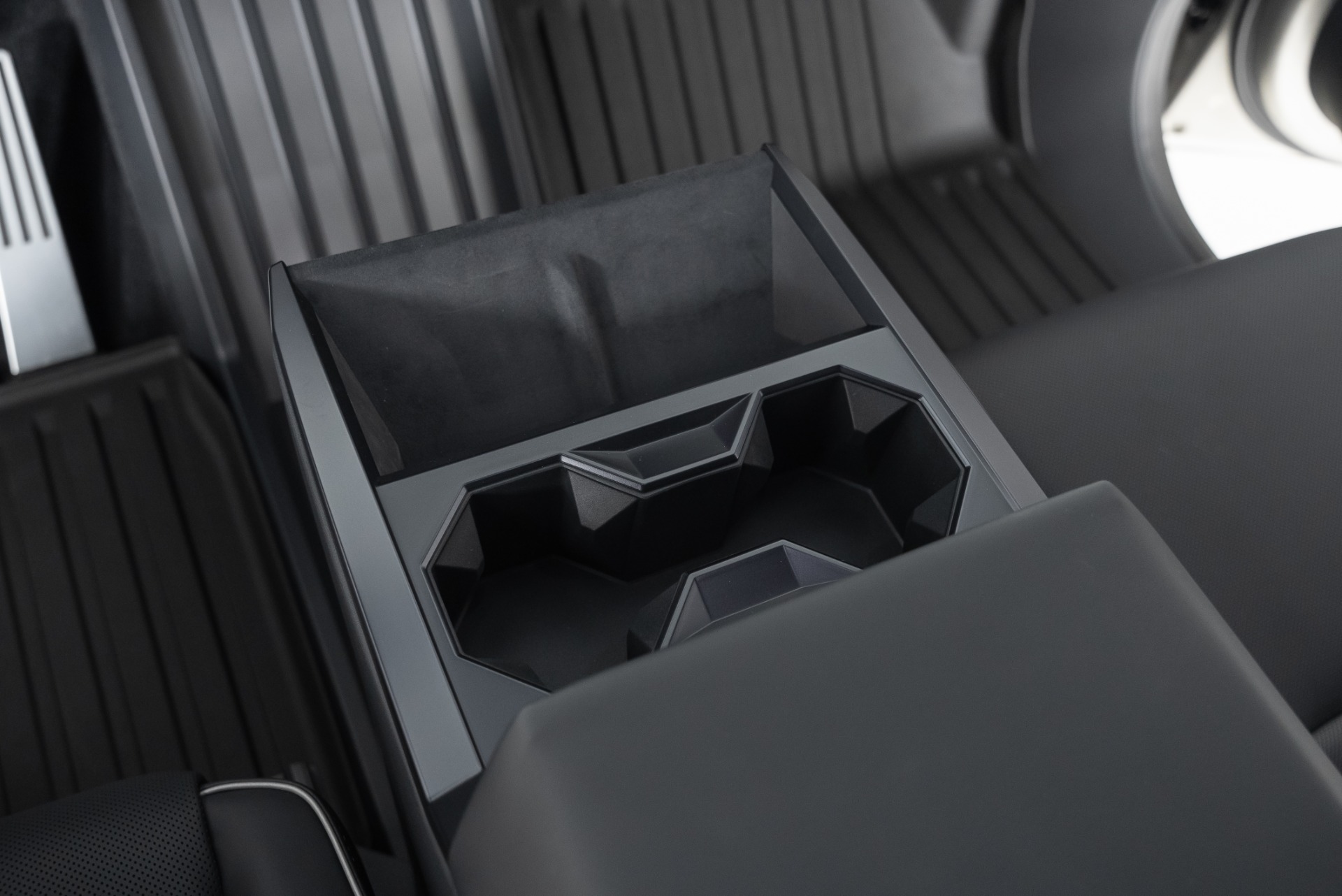 2024 Tesla Cybertruck, 17/19