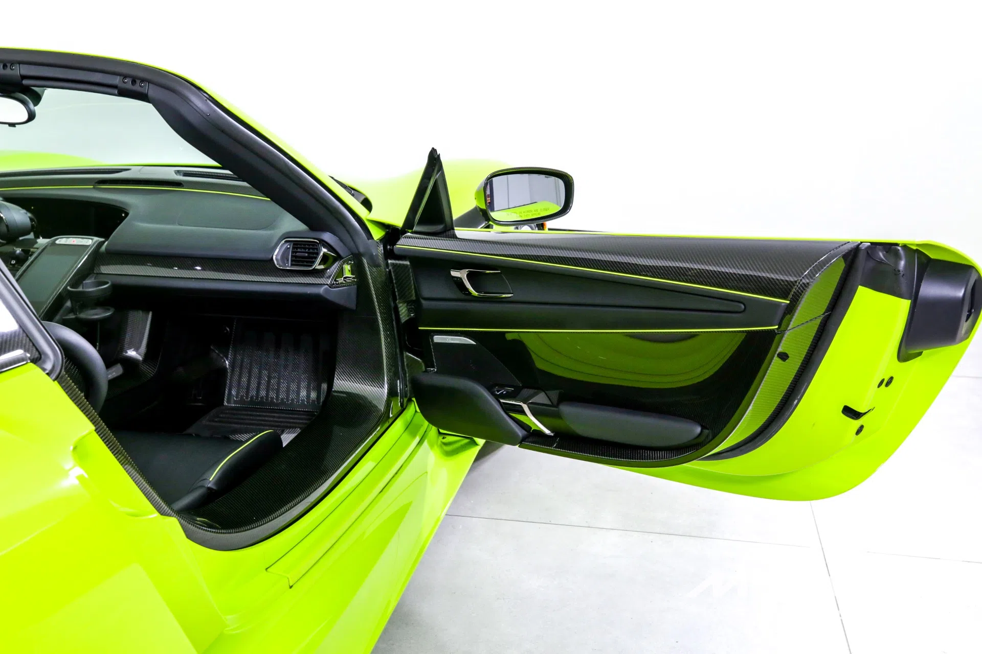 2015 Porsche 918 Spyder interior, door panel