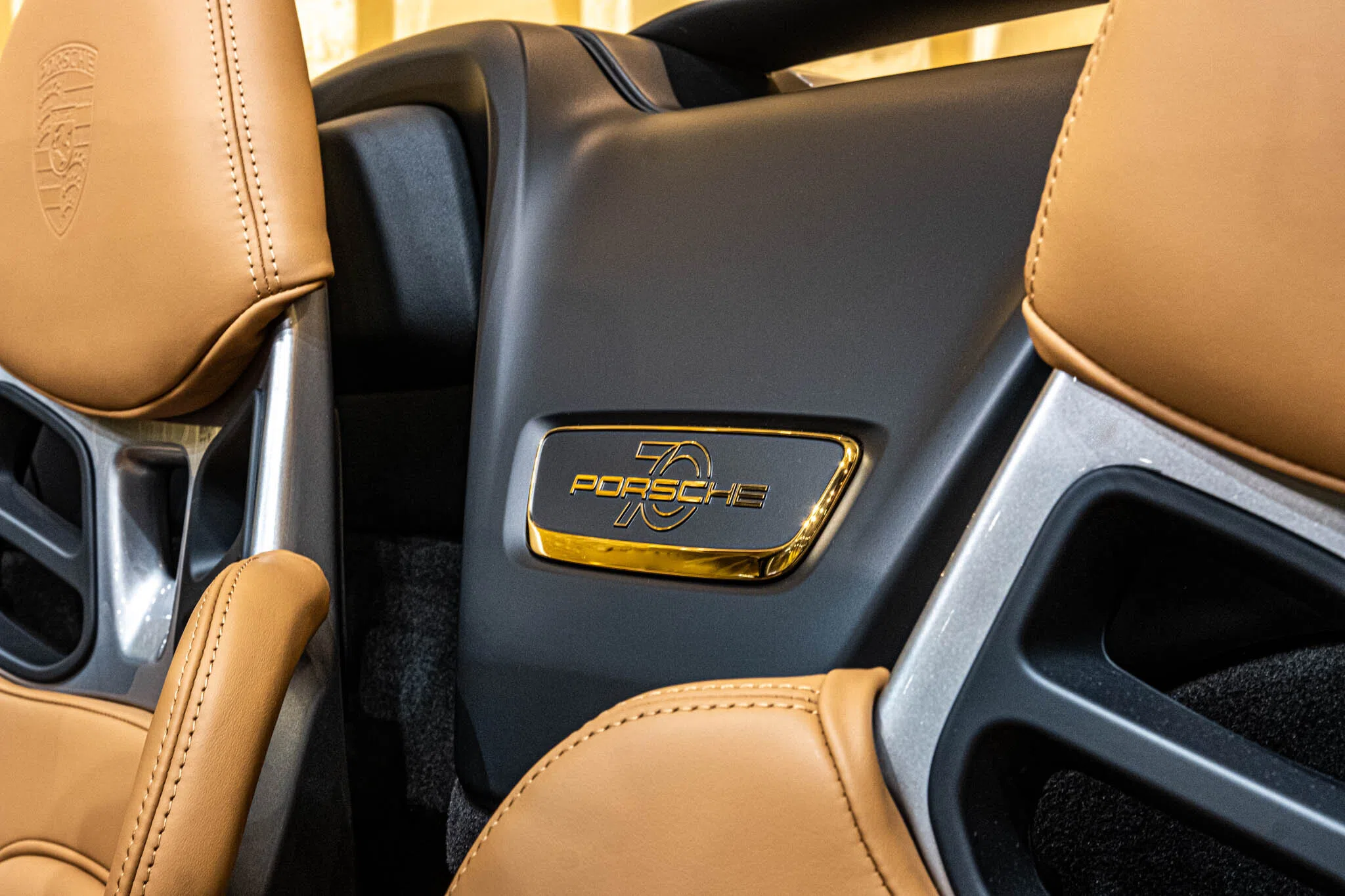 2024 Porsche 911 Speedster Heritage Design Edition interior, center console