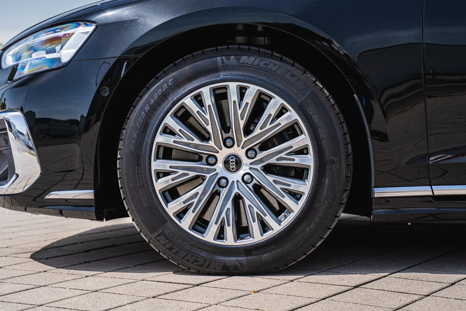 2024 Audi A8 L Security wheel