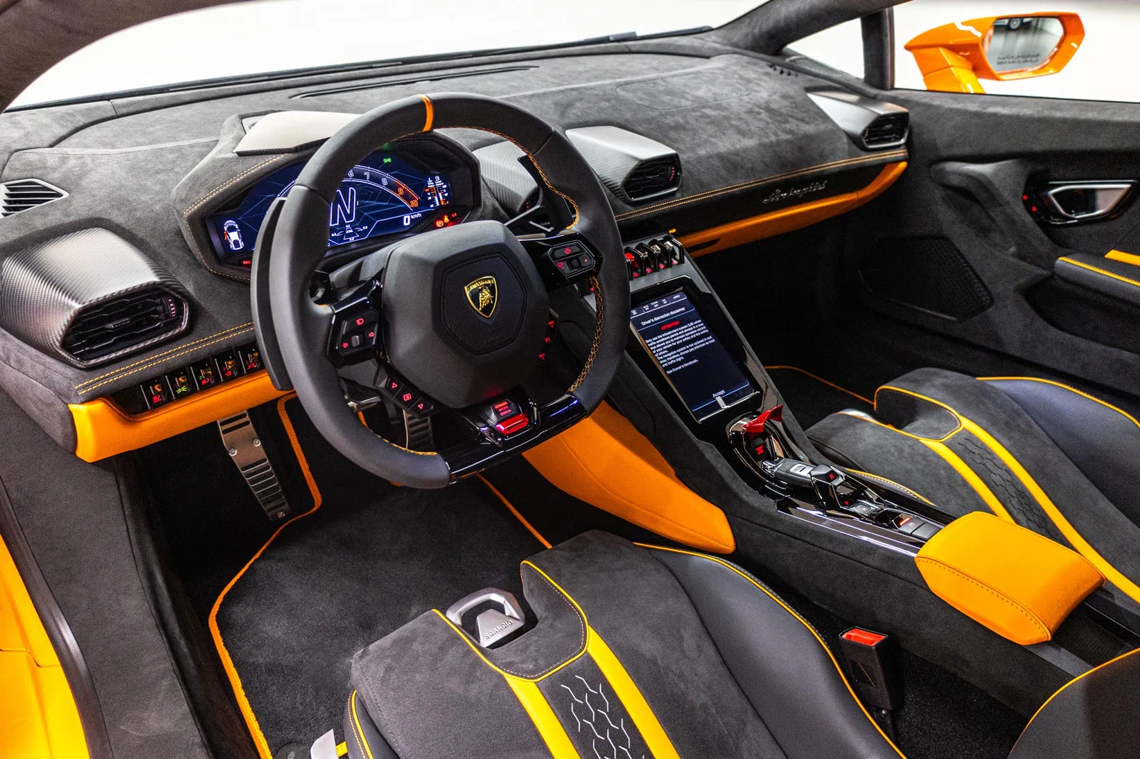 2024 Lamborghini Huracán interior, dashboard