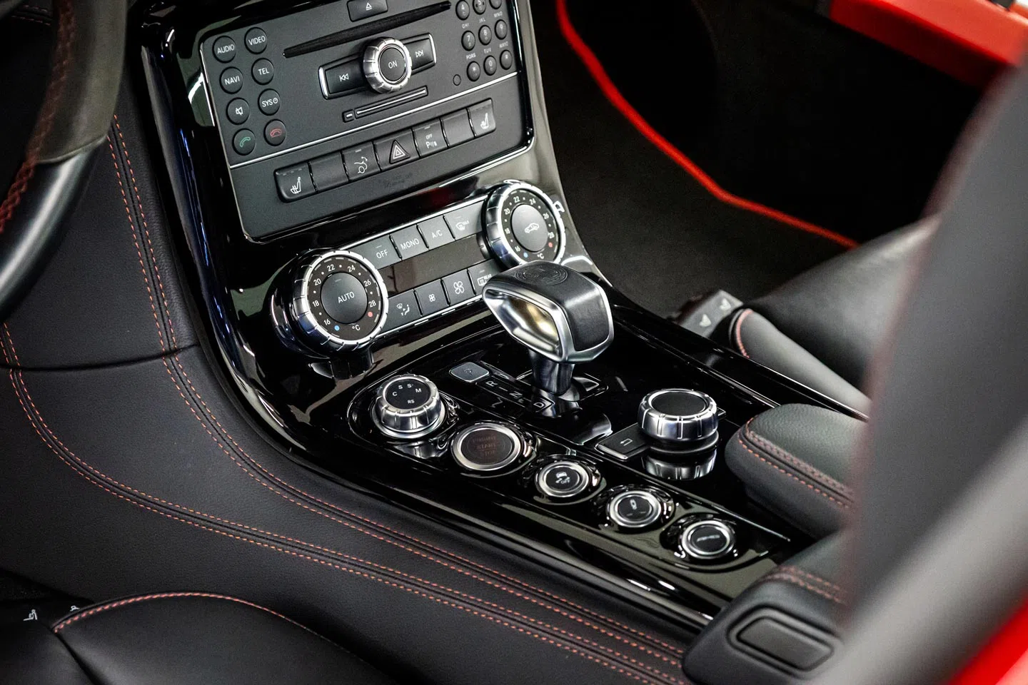 2014 Mercedes-Benz SLS AMG GT interior, center console