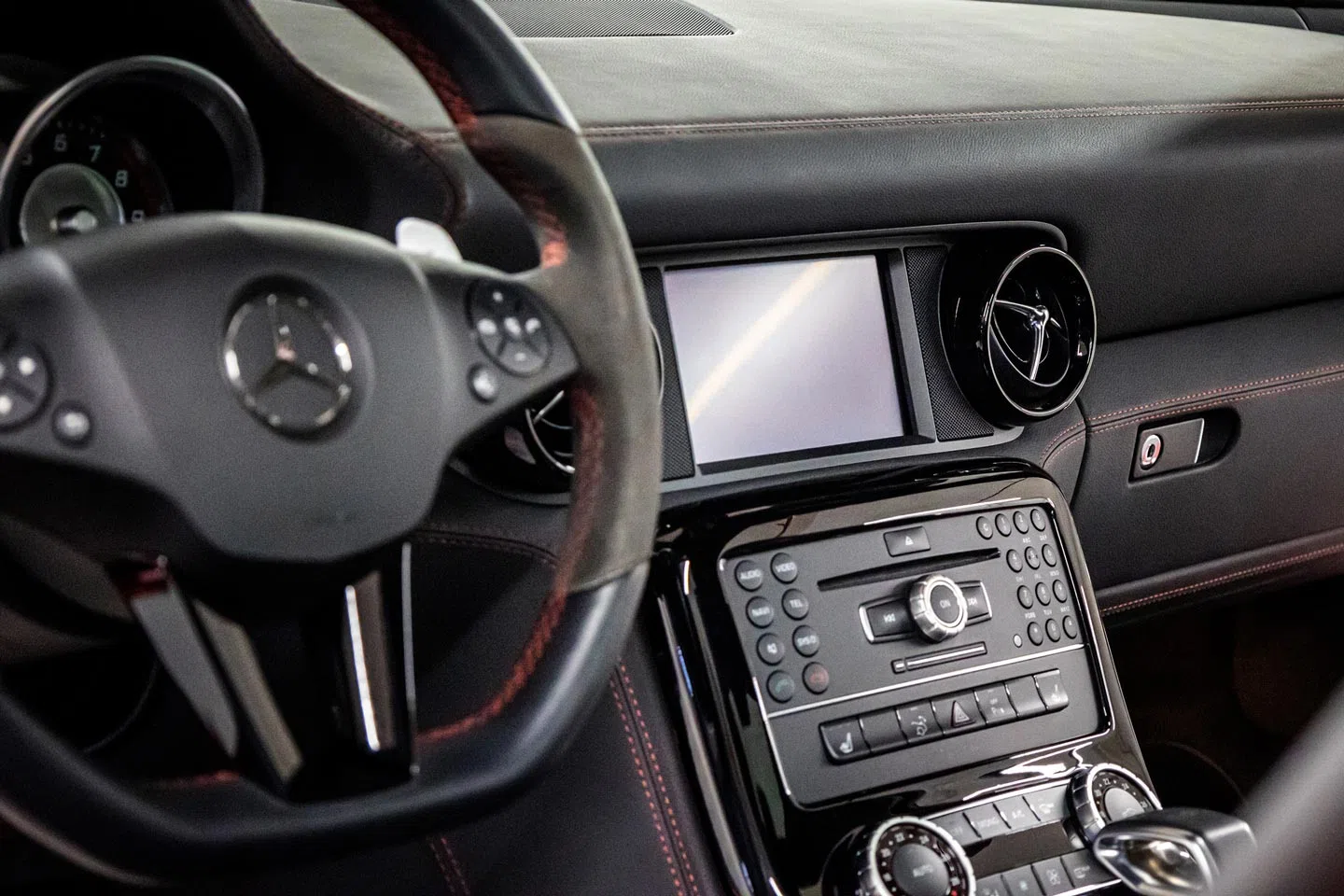 2014 Mercedes-Benz SLS AMG GT interior, dashboard