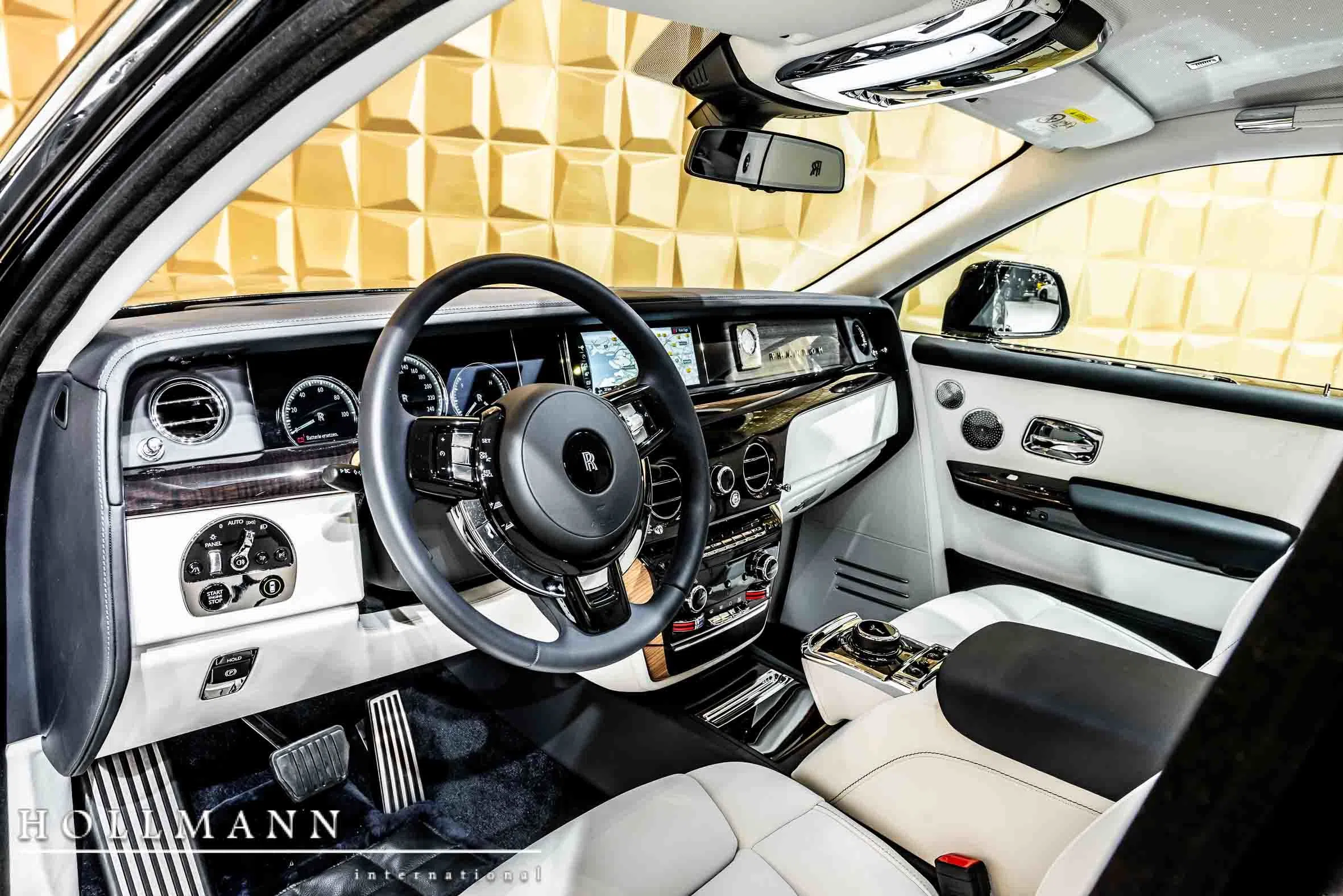 2019 Rolls-Royce Phantom VIII interior, dashboard, Arctic White/Navy Blue