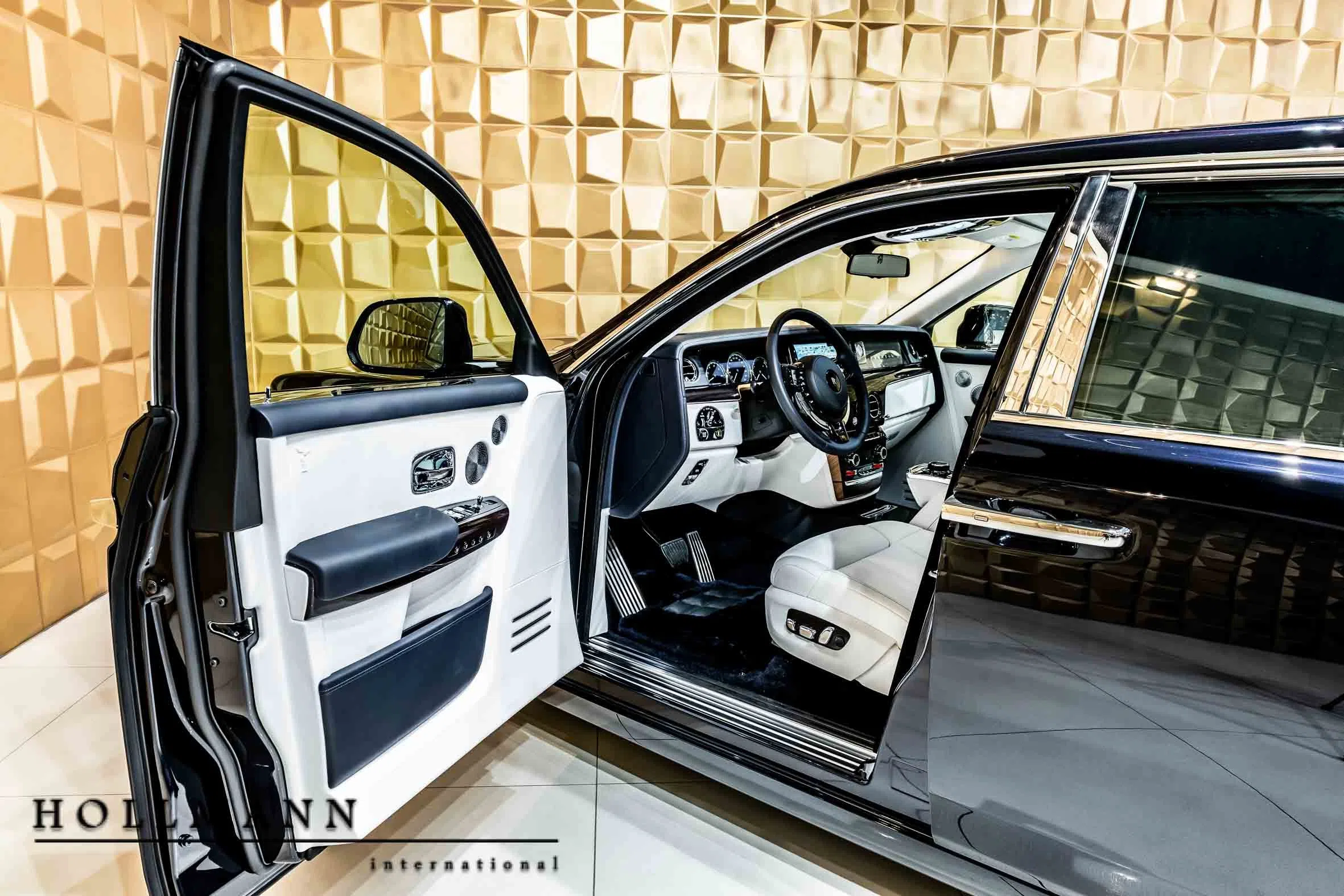 2019 Rolls-Royce Phantom VIII interior, door panel, Arctic White/Navy Blue