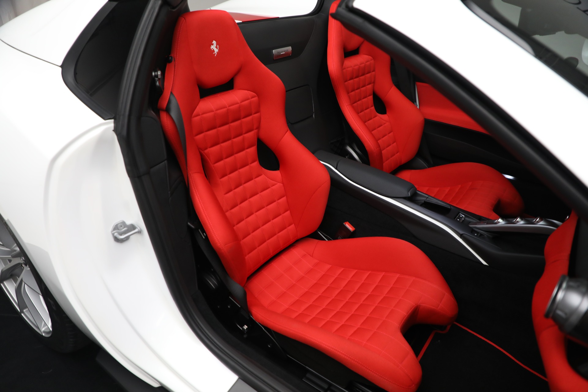 2022 Ferrari 812 GTS Tailor Made, 19/20