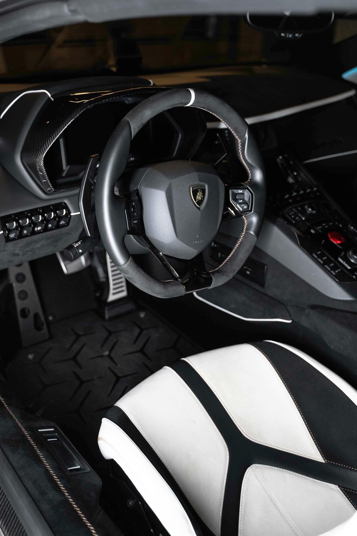 2020 Lamborghini Aventador SVJ Roadster, 8/13