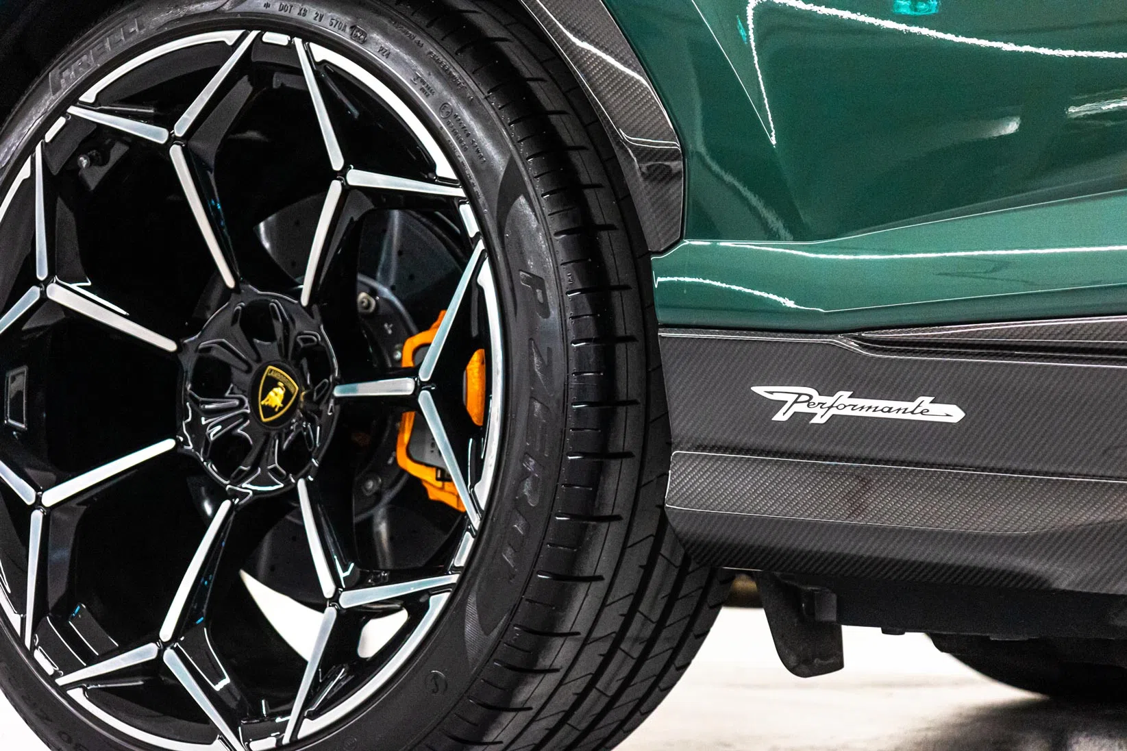 2023 Lamborghini Urus Performante wheel