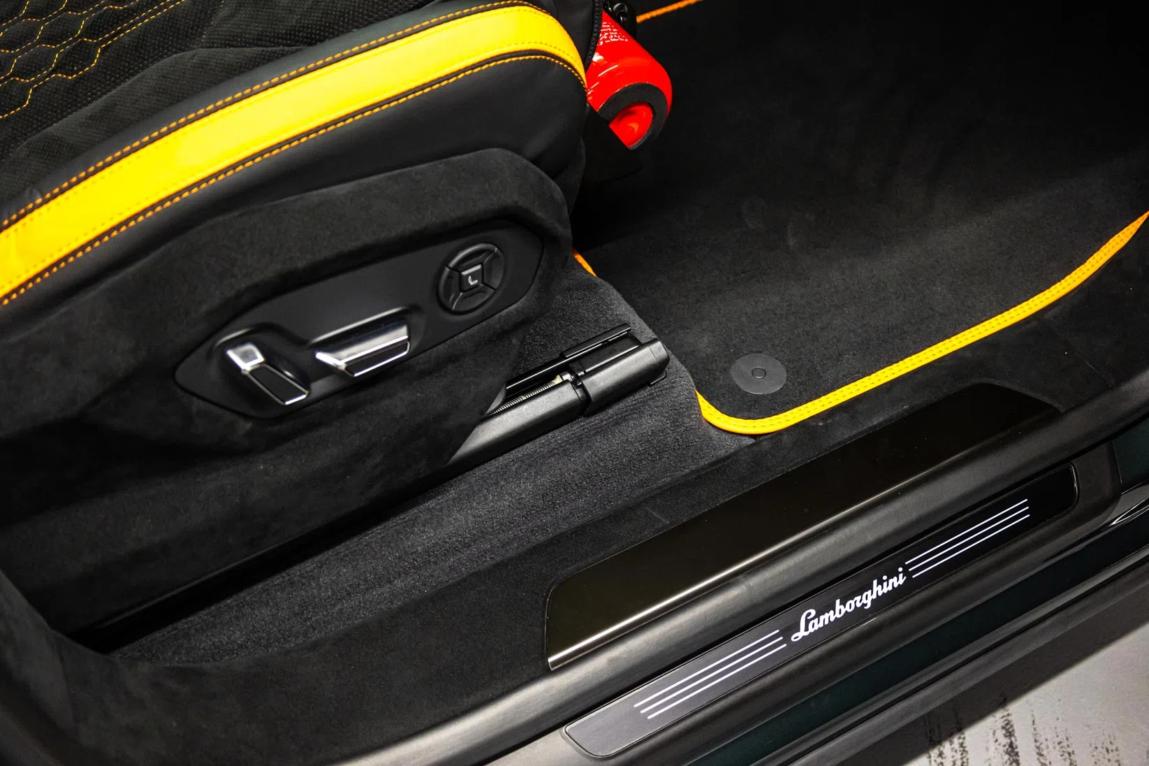 2023 Lamborghini Urus Performante trunk