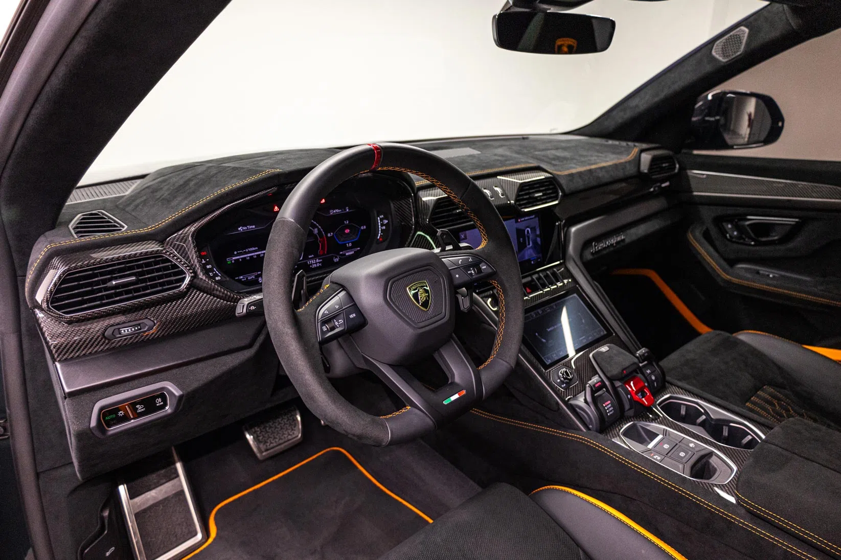 2023 Lamborghini Urus Performante interior, dashboard