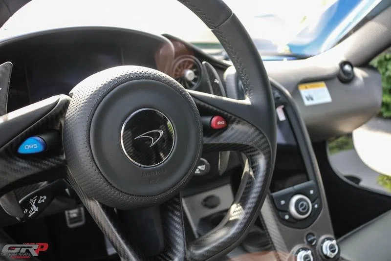 2014 McLaren P1 interior, steering wheel