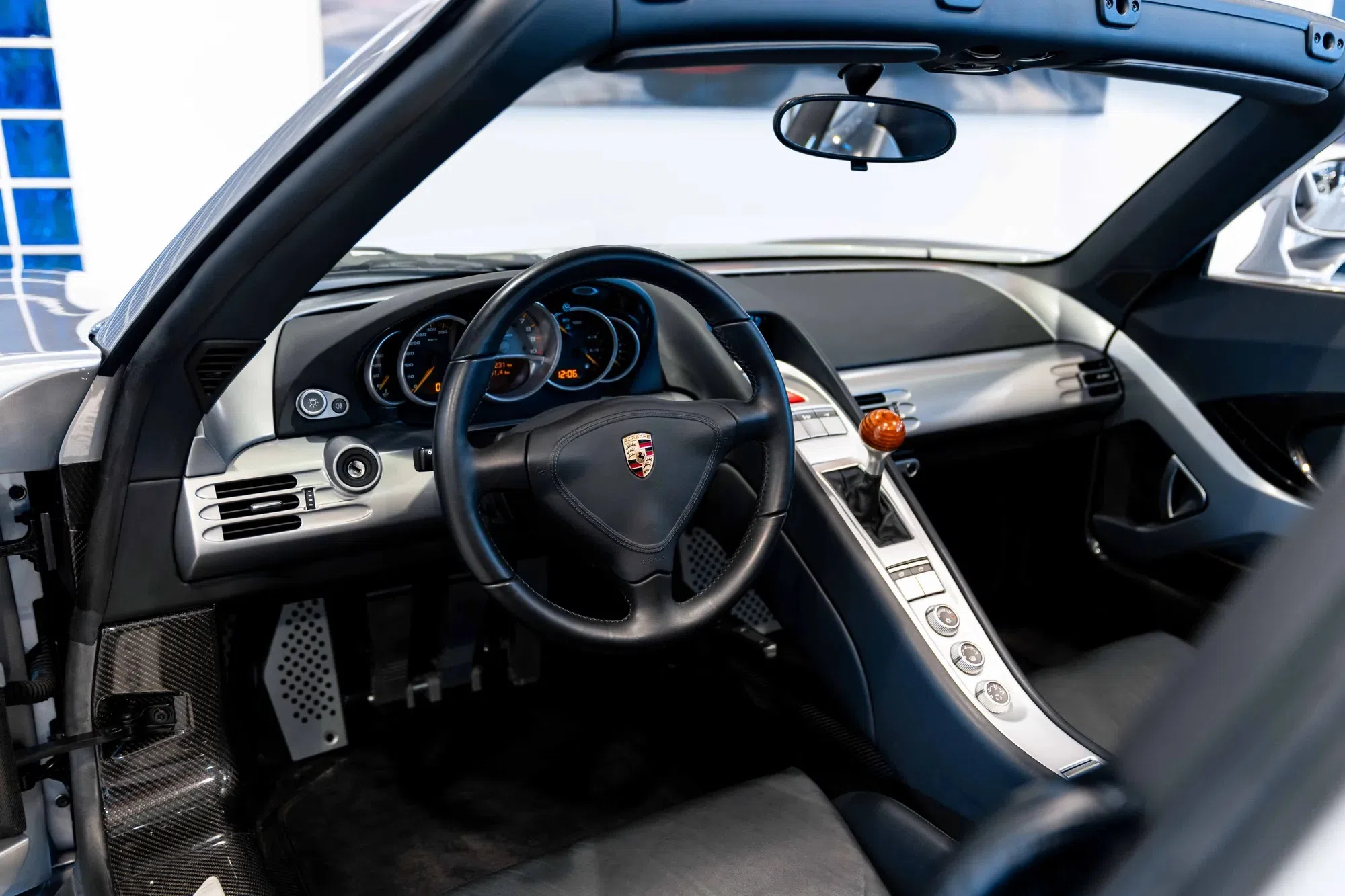 2005 Porsche Carrera GT interior, dashboard, Natural Black leather