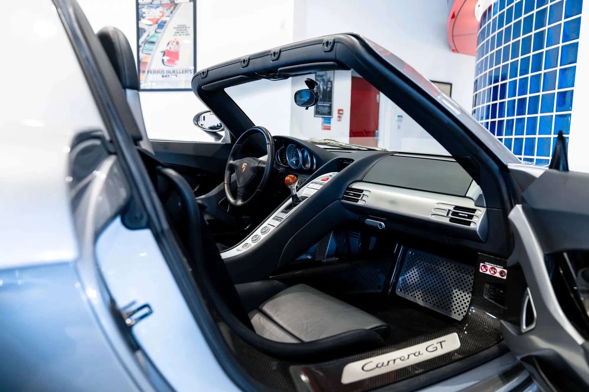 2005 Porsche Carrera GT interior, dashboard, Natural Black leather