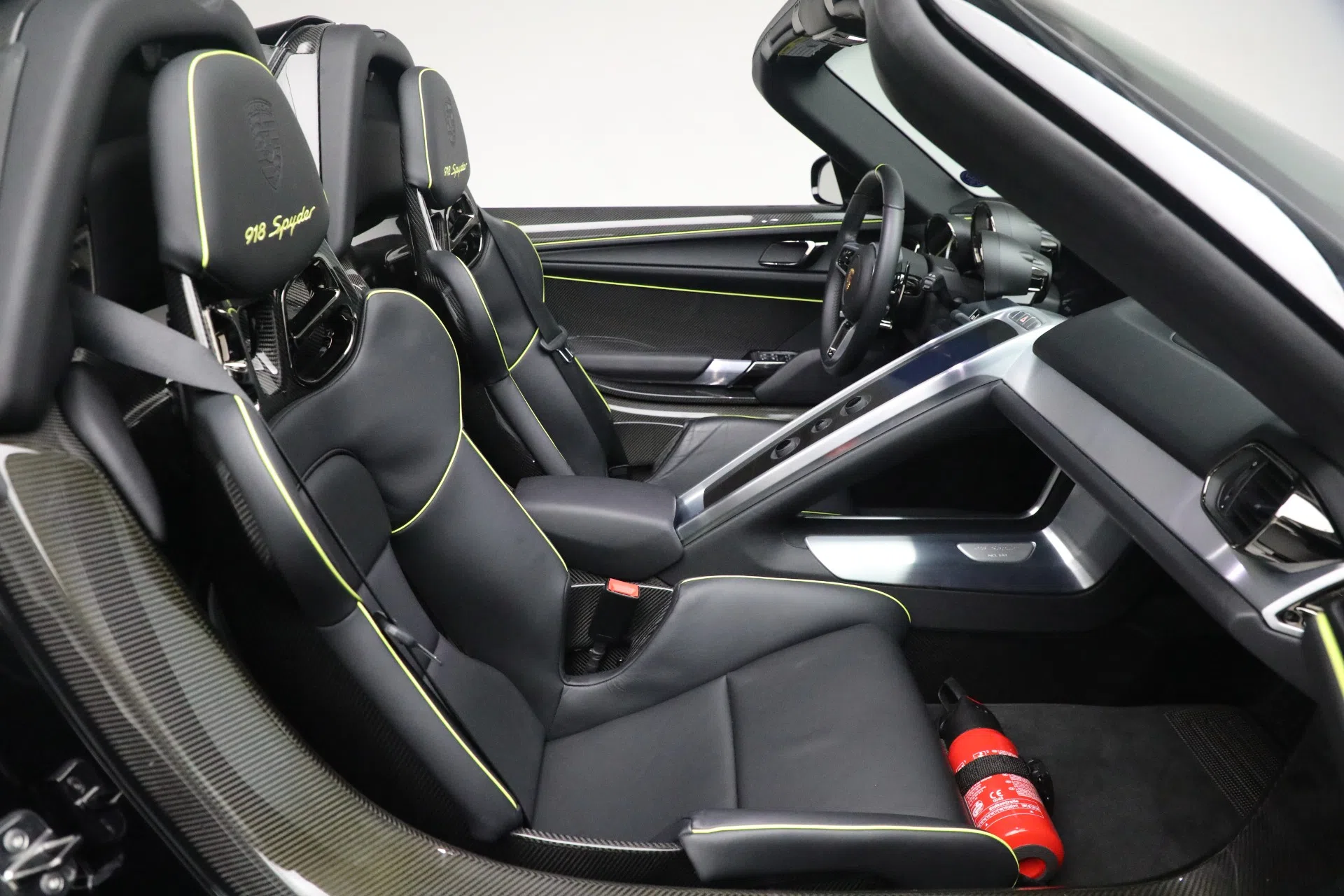 2015 Porsche 918 Spyder interior, seats