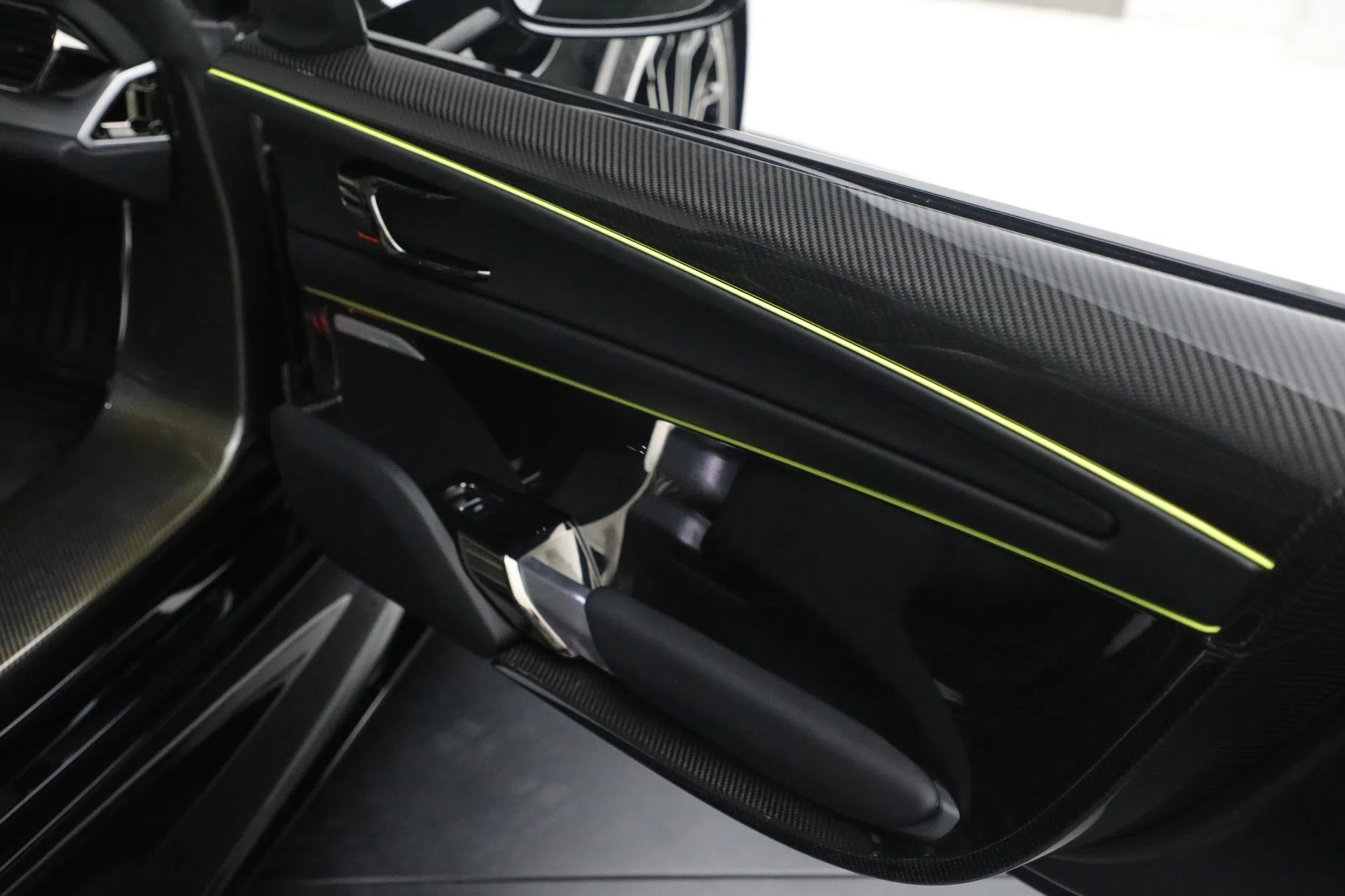 2015 Porsche 918 Spyder interior, door panel