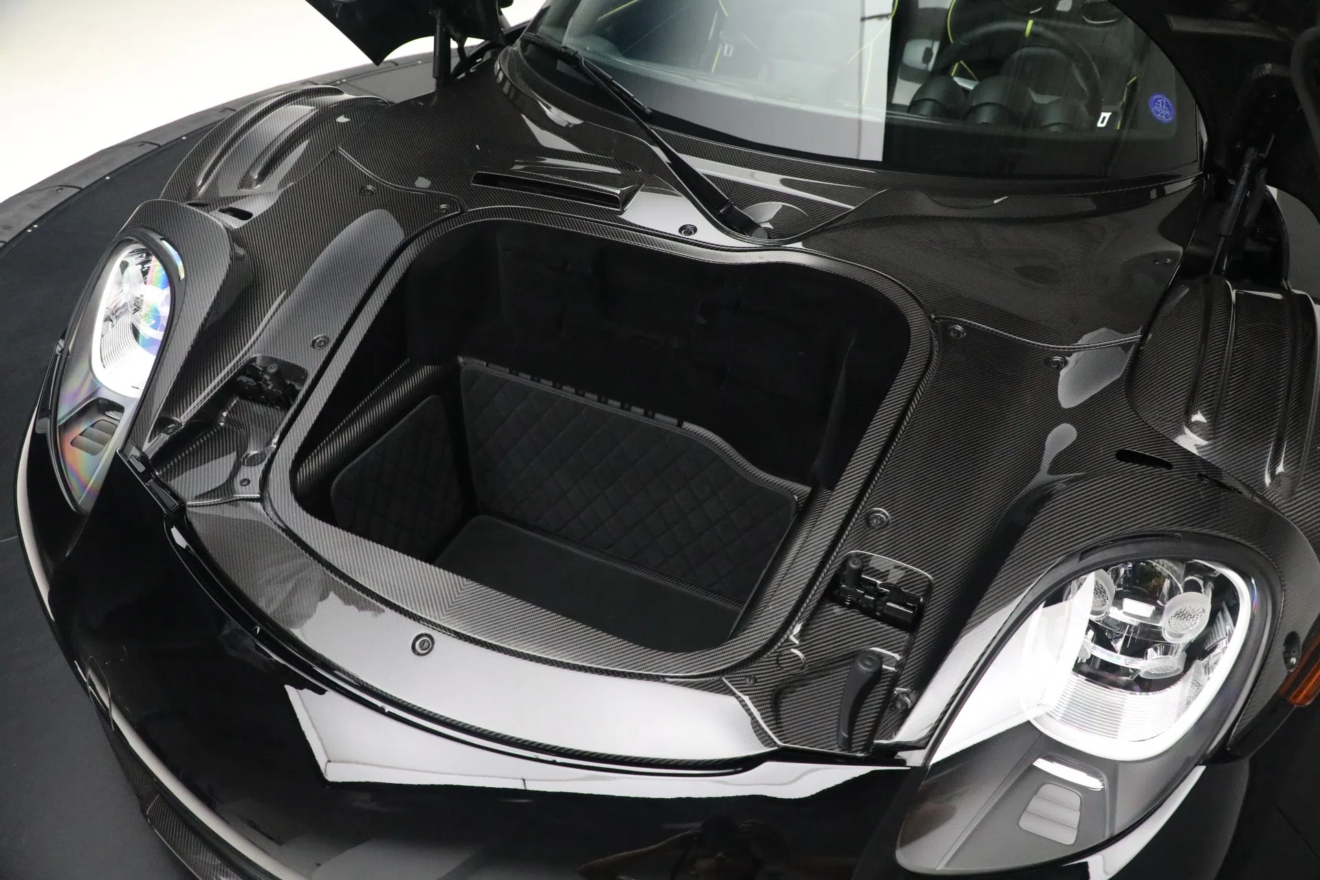 2015 Porsche 918 Spyder trunk