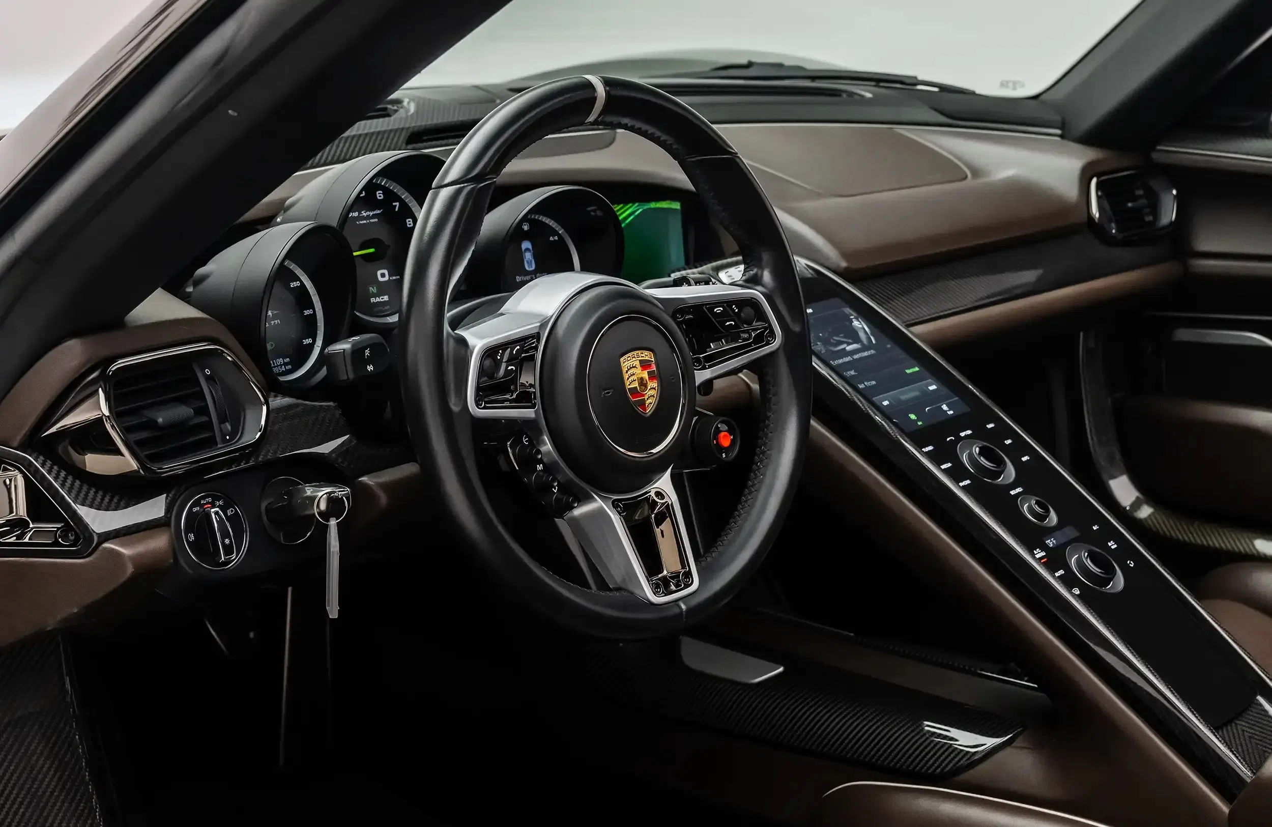 2015 Porsche 918 Spyder interior, dashboard