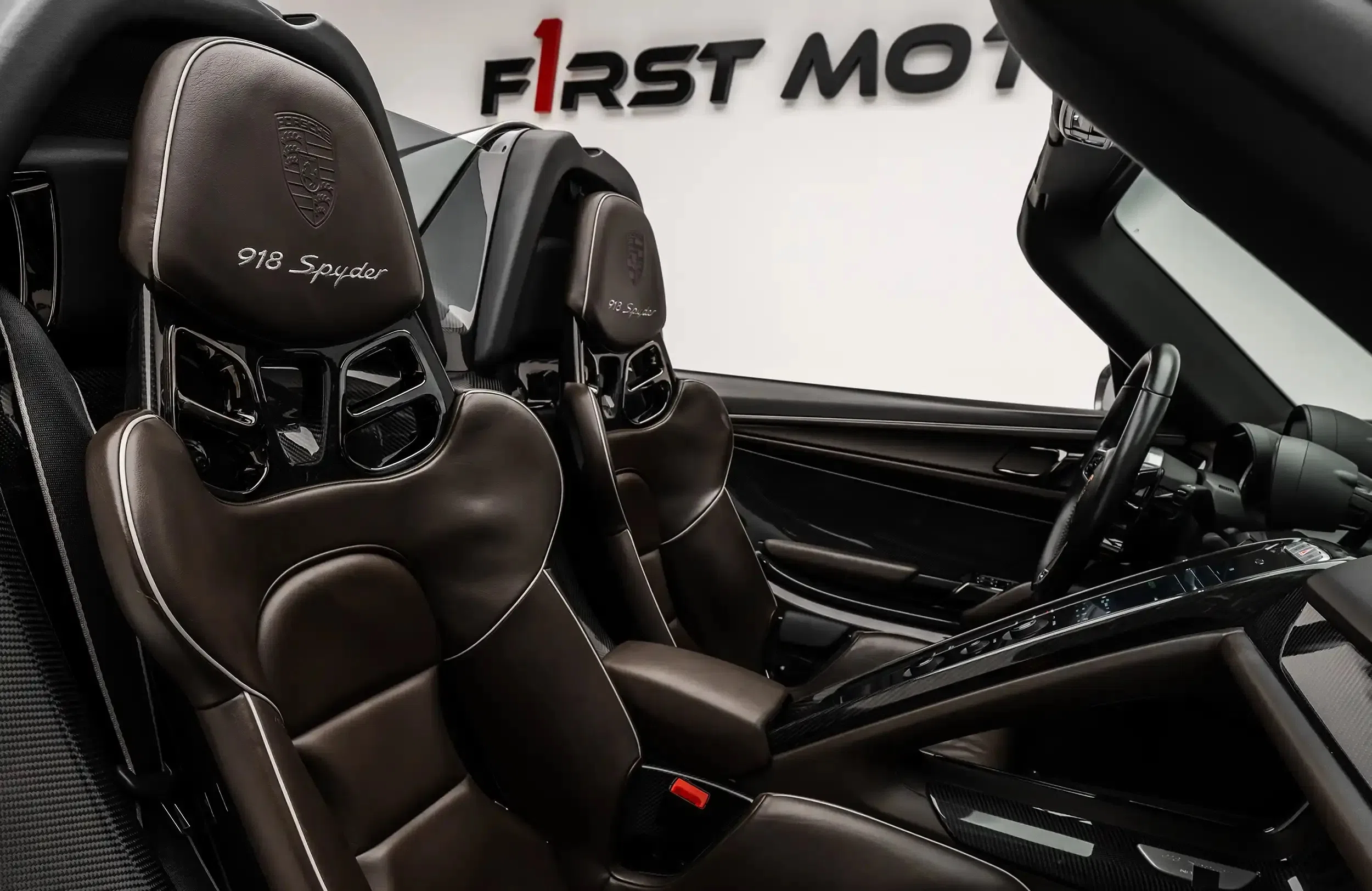 2015 Porsche 918 Spyder interior, seats