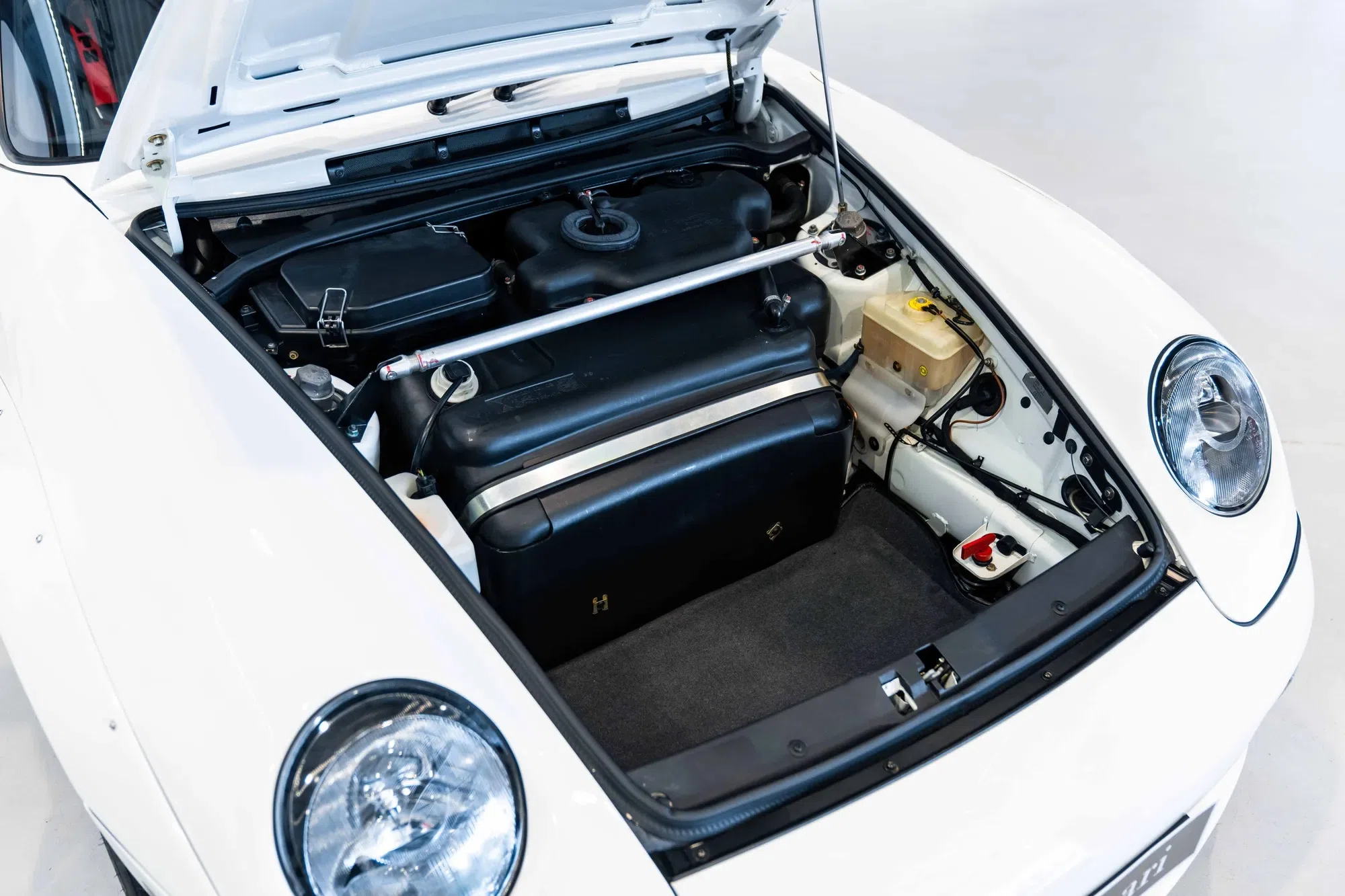 1997 Porsche 911 993 GT2 LHD trunk