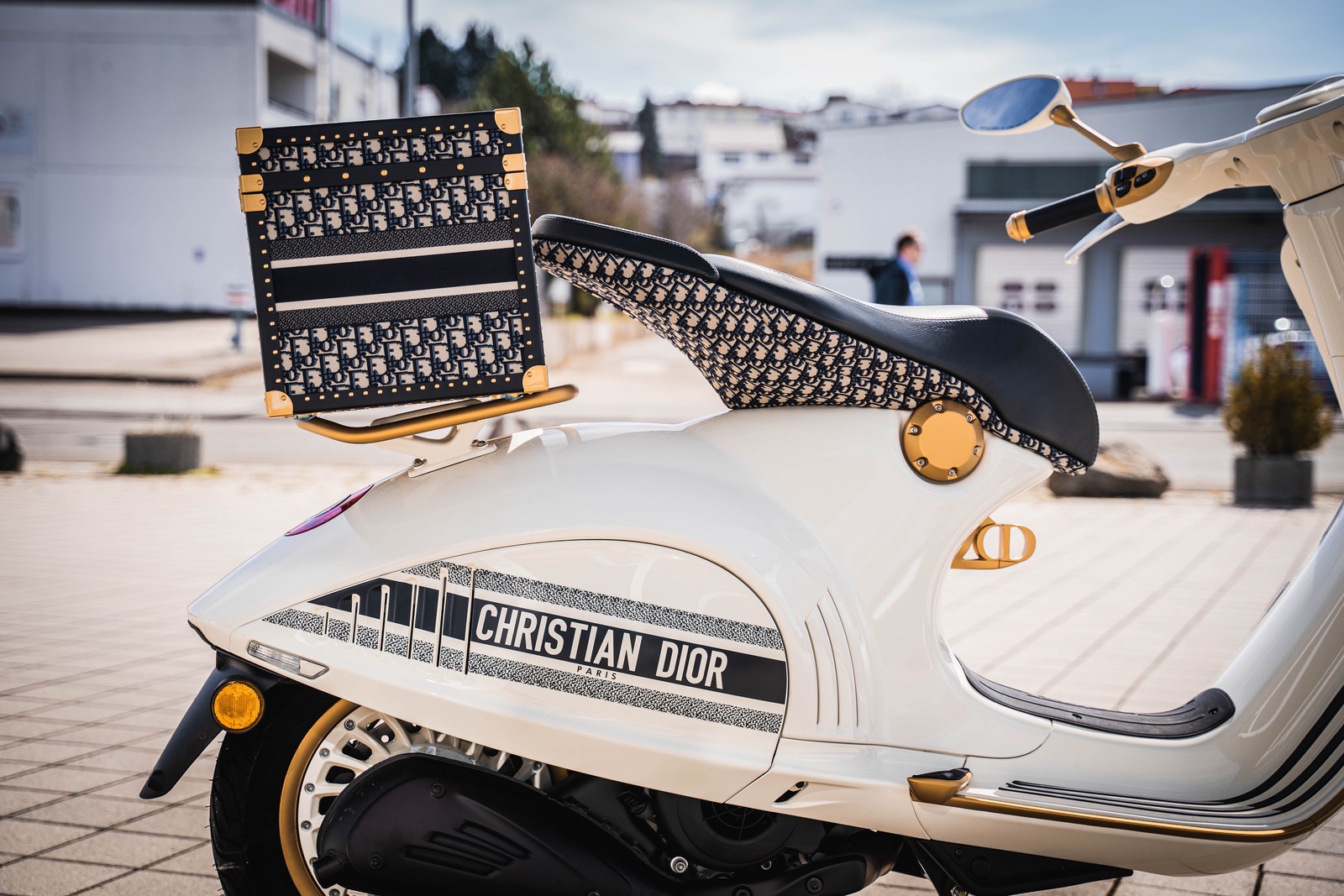 2024 Vespa 946 Christian Dior, 30/31