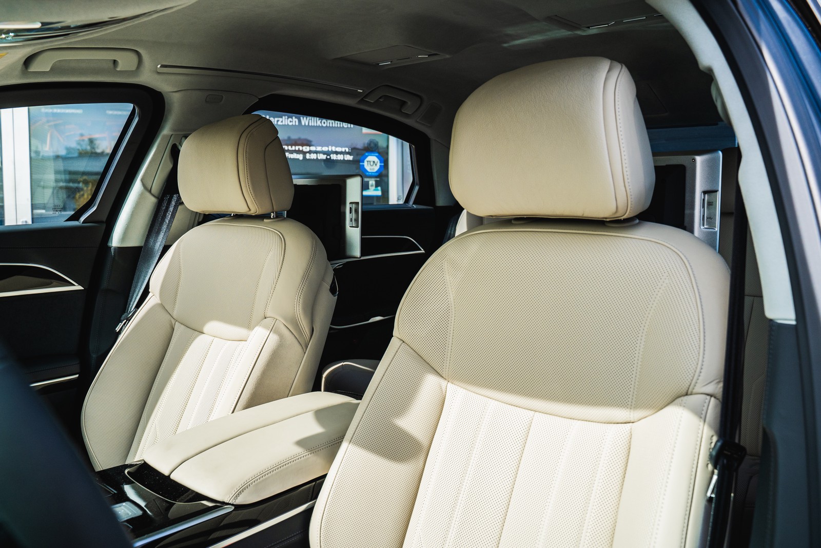 2025 Armored Audi A8, 24/28
