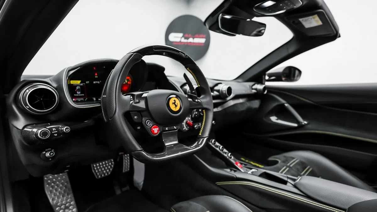 2022 Ferrari 812 GTS interior, Nero | Giallo
