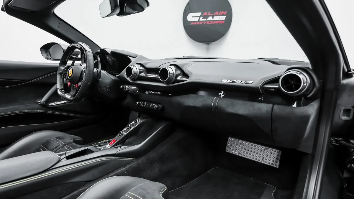 2022 Ferrari 812 GTS interior, Nero | Giallo