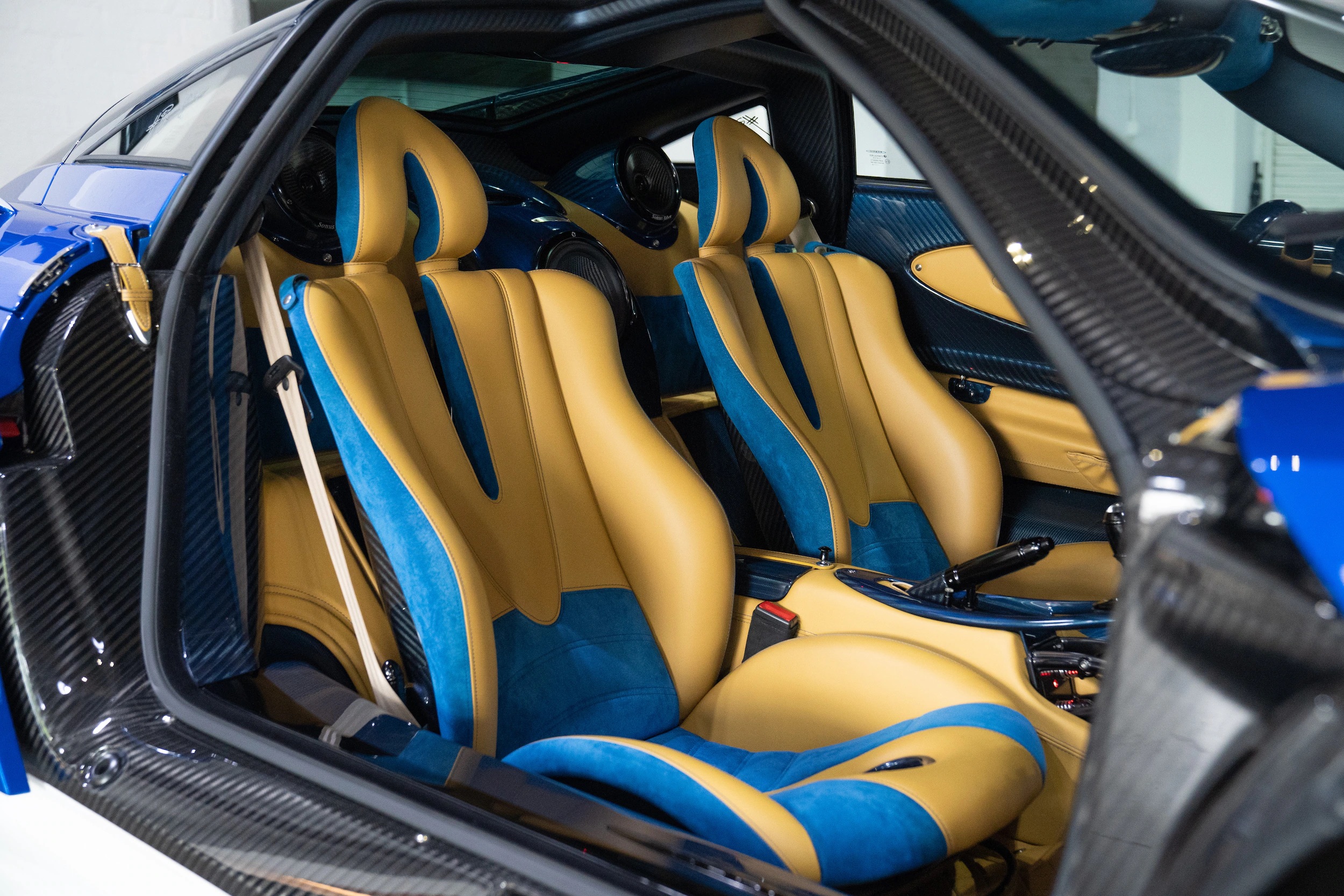 2014 Pagani Huayra “Oceano Pacifico 1 of 1”, 6/8