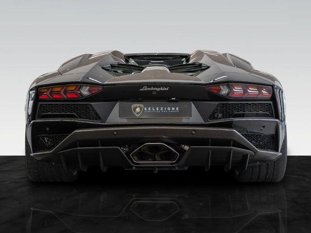 2018 Lamborghini Aventador S Roadster, 2/6