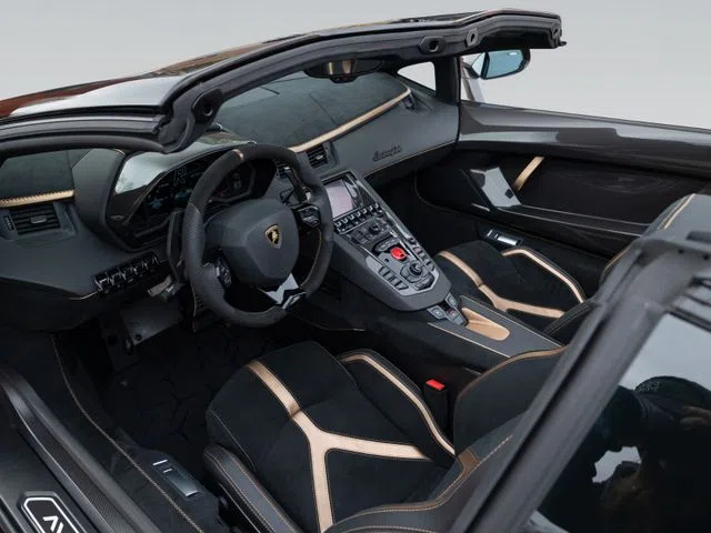 2020 Lamborghini Aventador SVJ Roadster interior