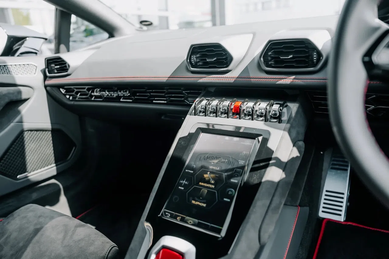 2024 Lamborghini Huracán Tecnica interior, Nero Alcantara