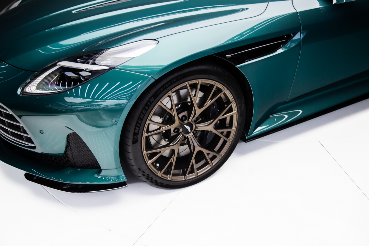 2024 Aston Martin DB12, 2/19