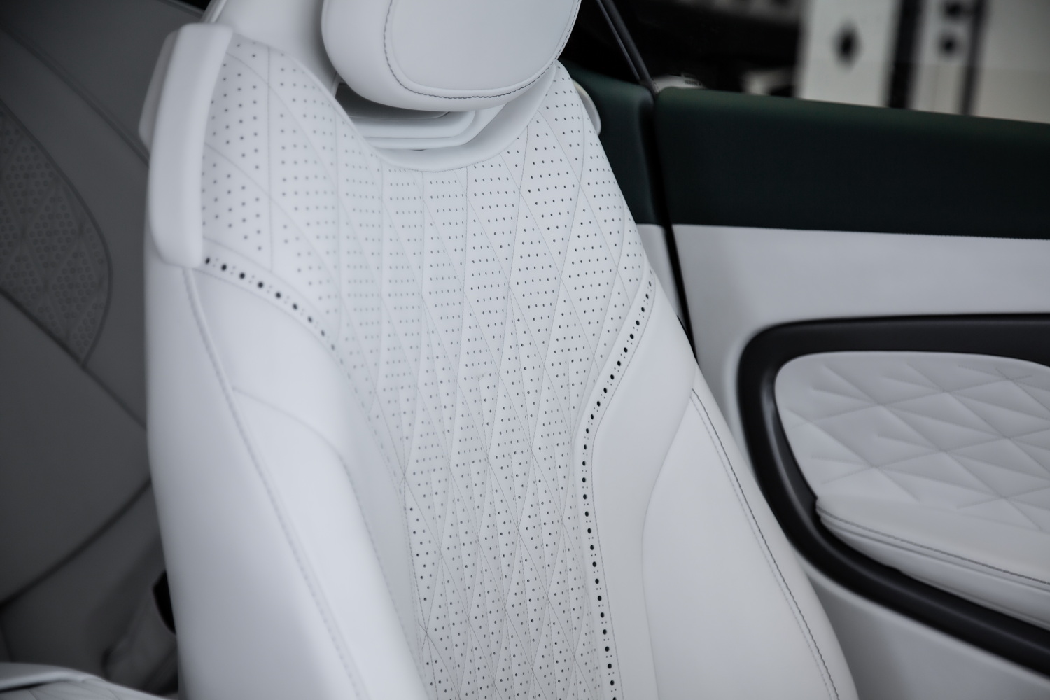 2024 Aston Martin DB12, 3/19