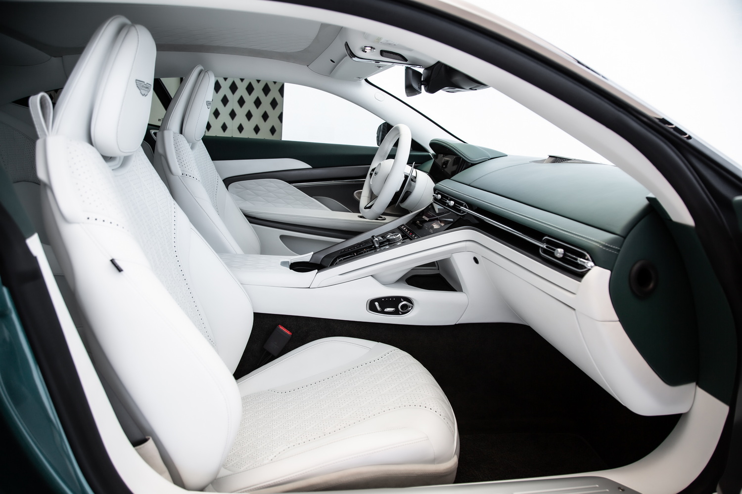 2024 Aston Martin DB12, 6/19