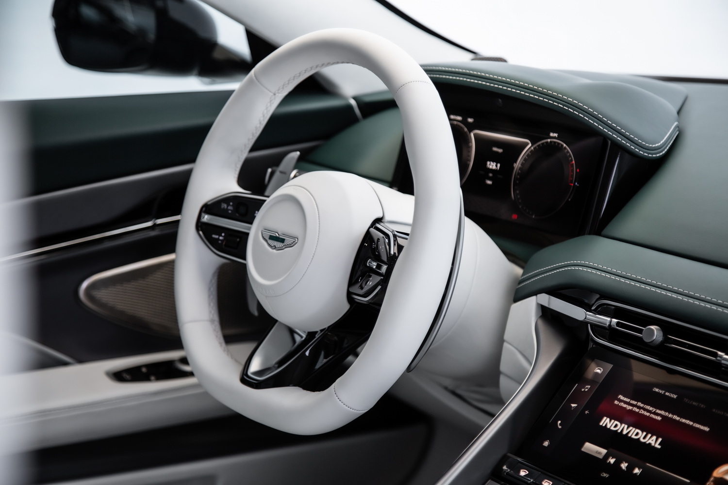 2024 Aston Martin DB12, 8/19
