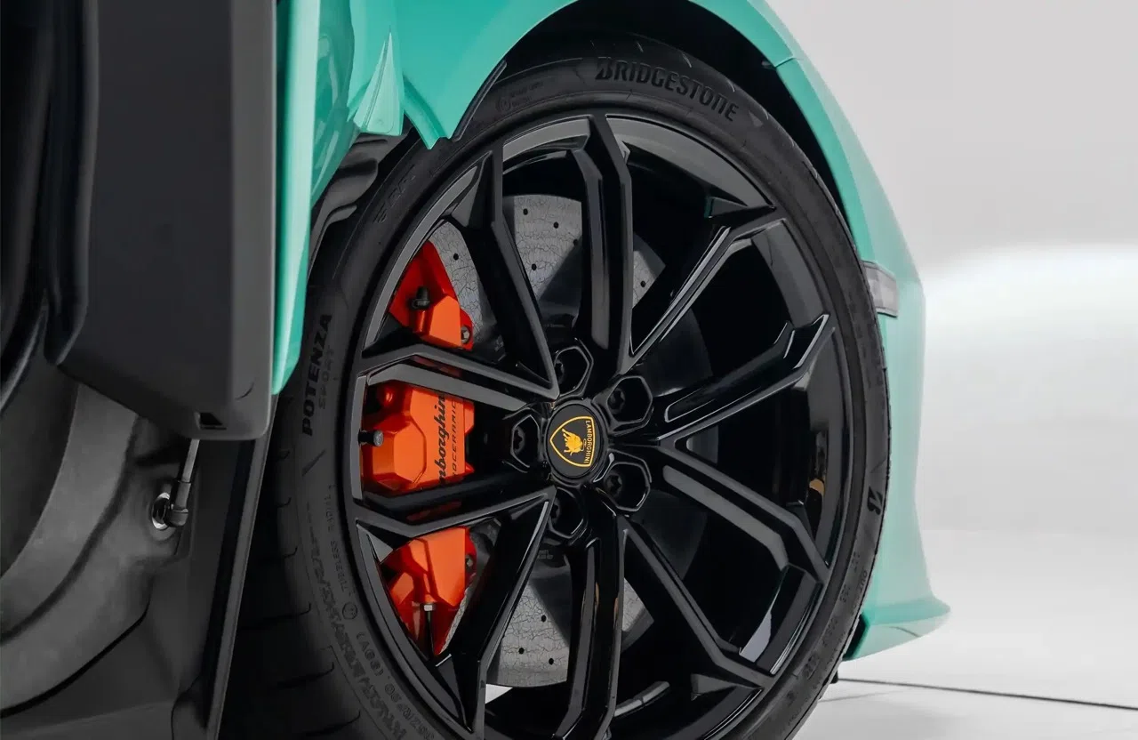 2024 Lamborghini Revuelto wheel
