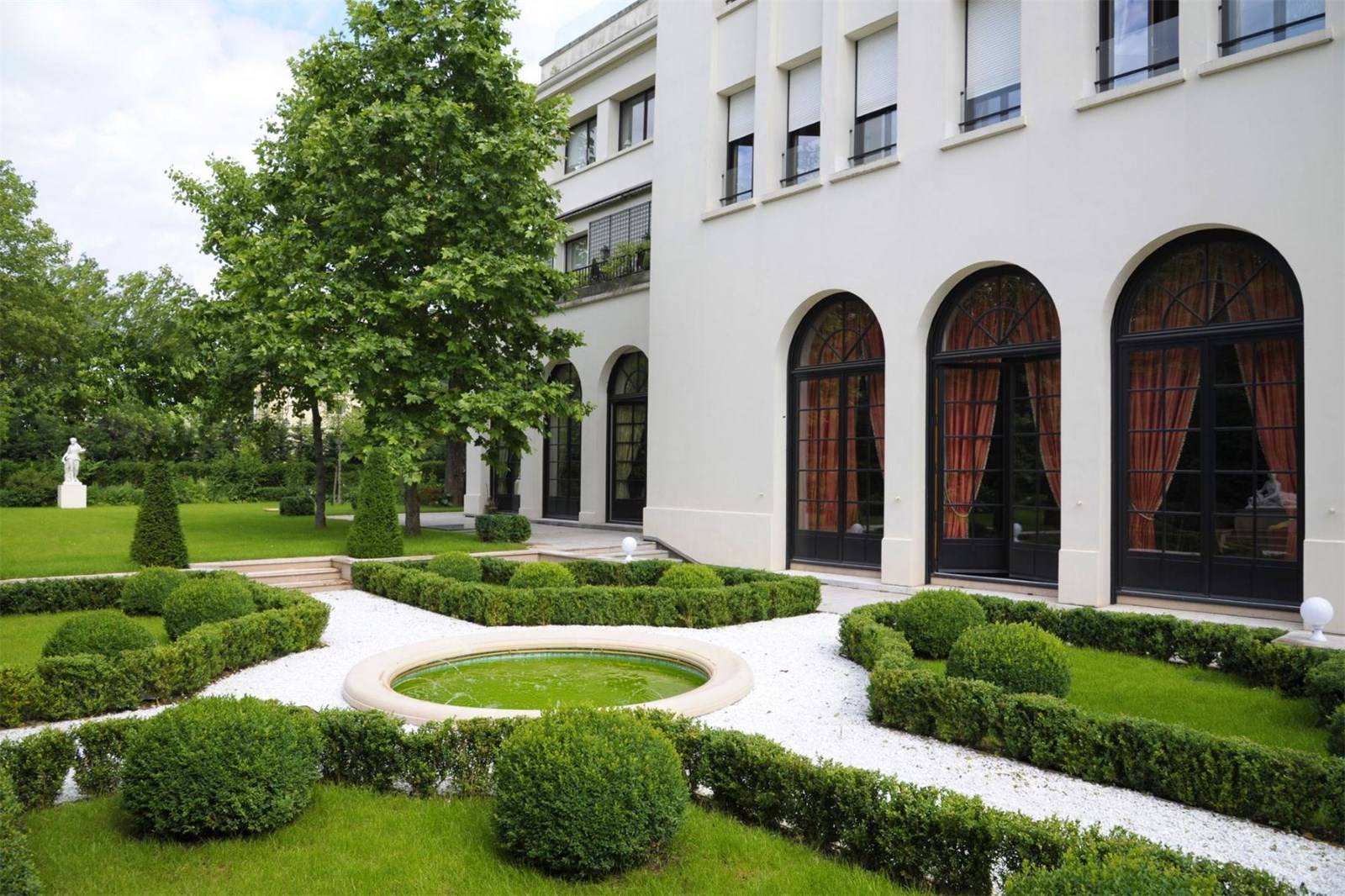 Hôtel particulier de 3200 m² avec parc à Neuilly-sur-Seine