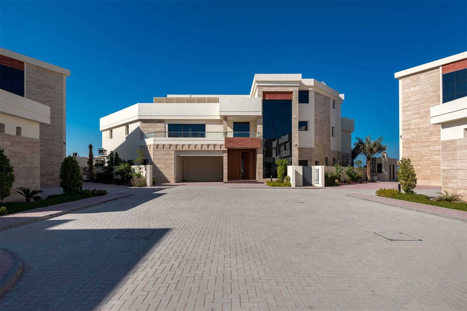RARE OPPORTUNITY TO OWN A FULL TIP OF 5 VILLAS ON PALM JUMEIRAH