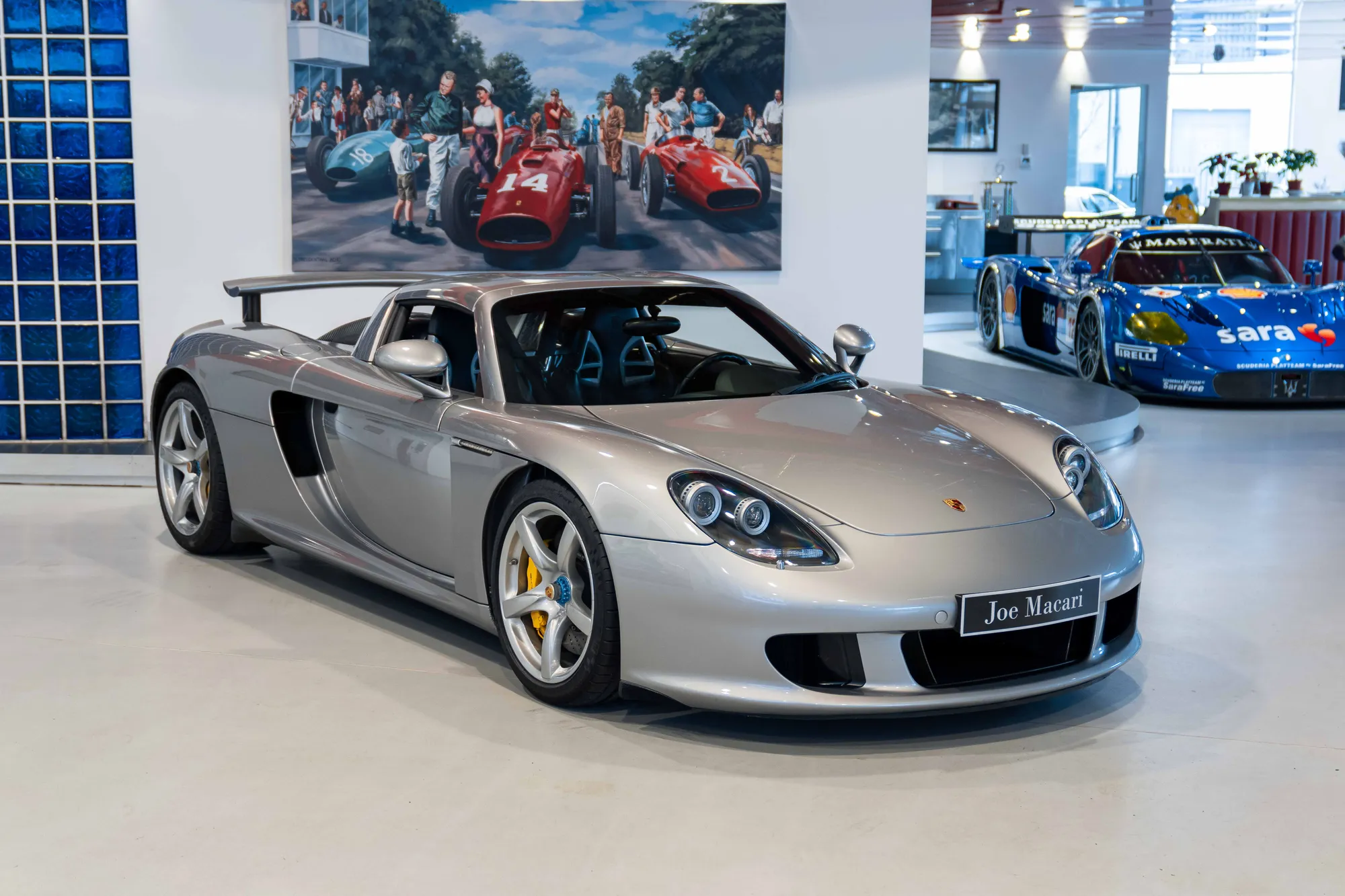 Porsche Carrera GT ganha pintura do catálogo da Ferrari - Motor Show